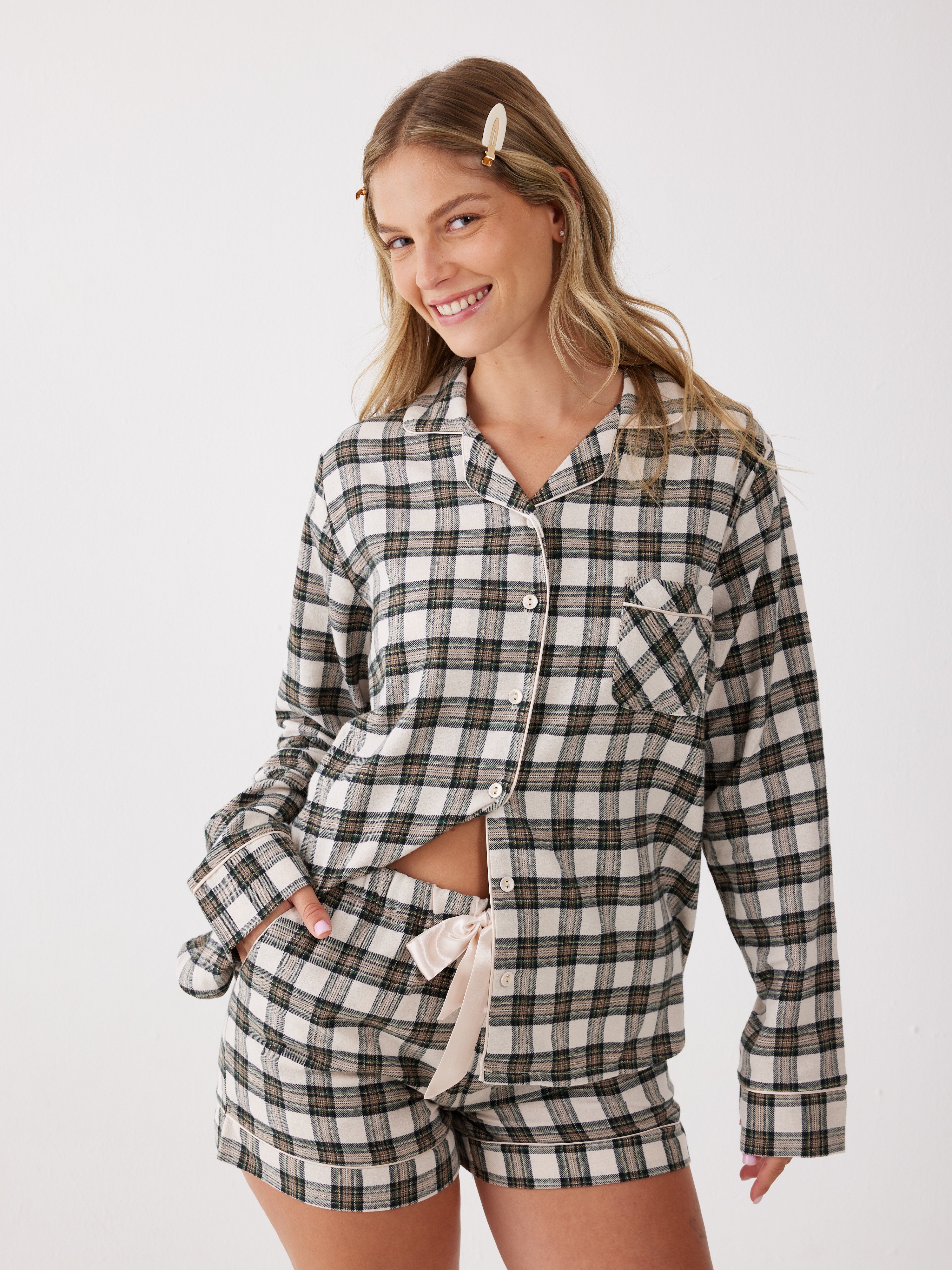 פיג'מת פלנל מכופתרת מכנס קצר - צבע חול