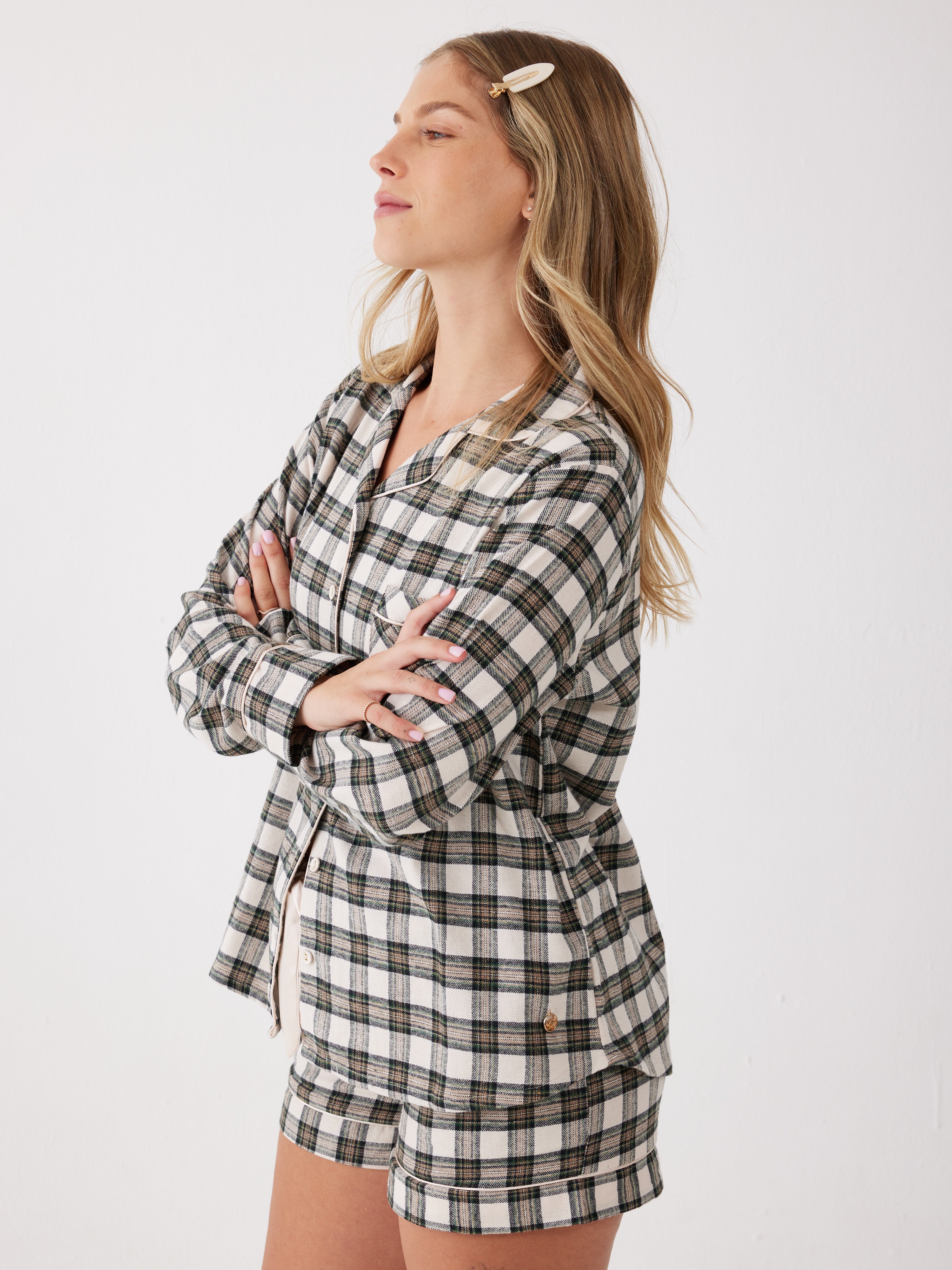 פיג'מת פלנל מכופתרת מכנס קצר - צבע חול