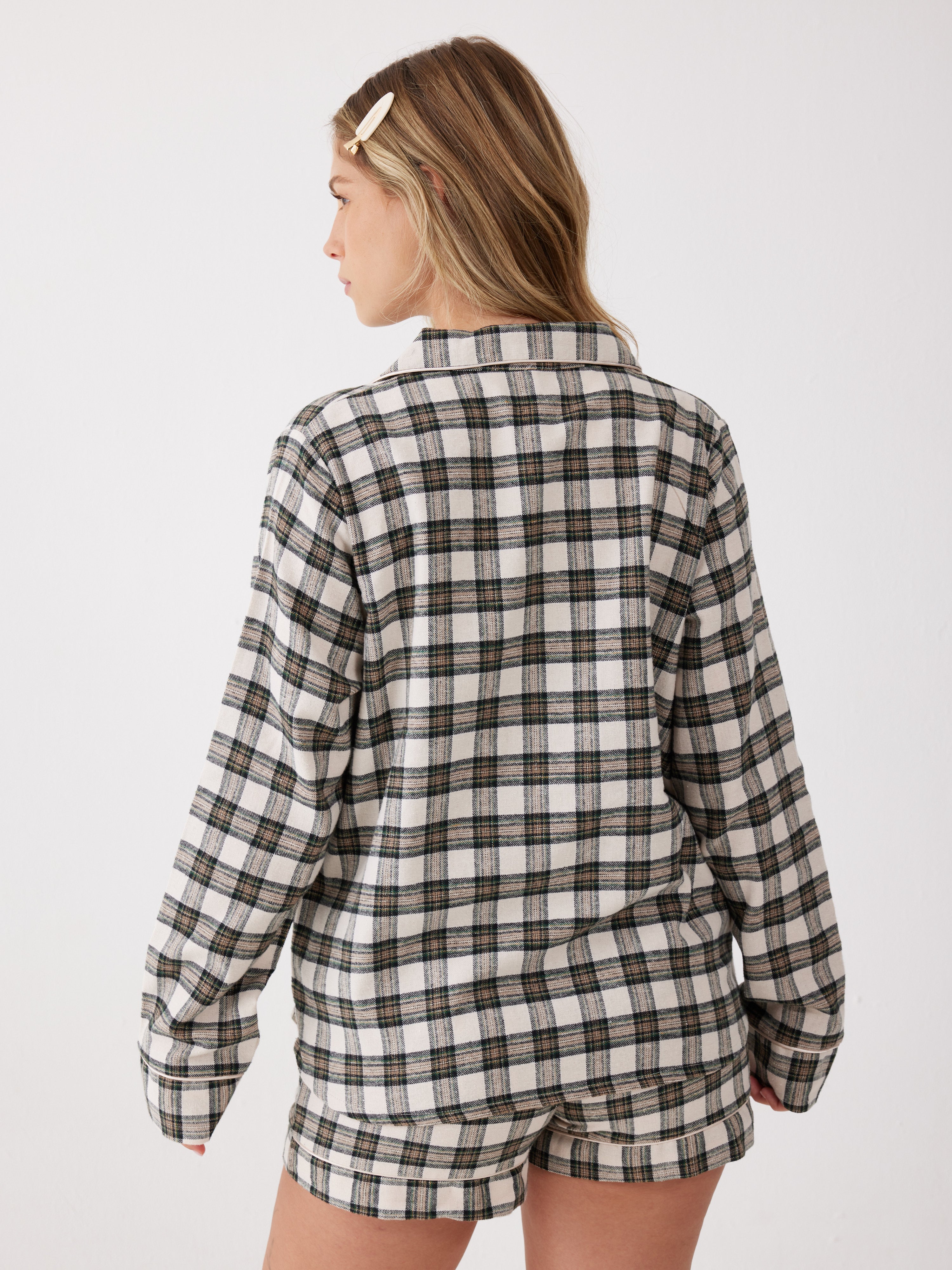 פיג'מת פלנל מכופתרת מכנס קצר - צבע חול