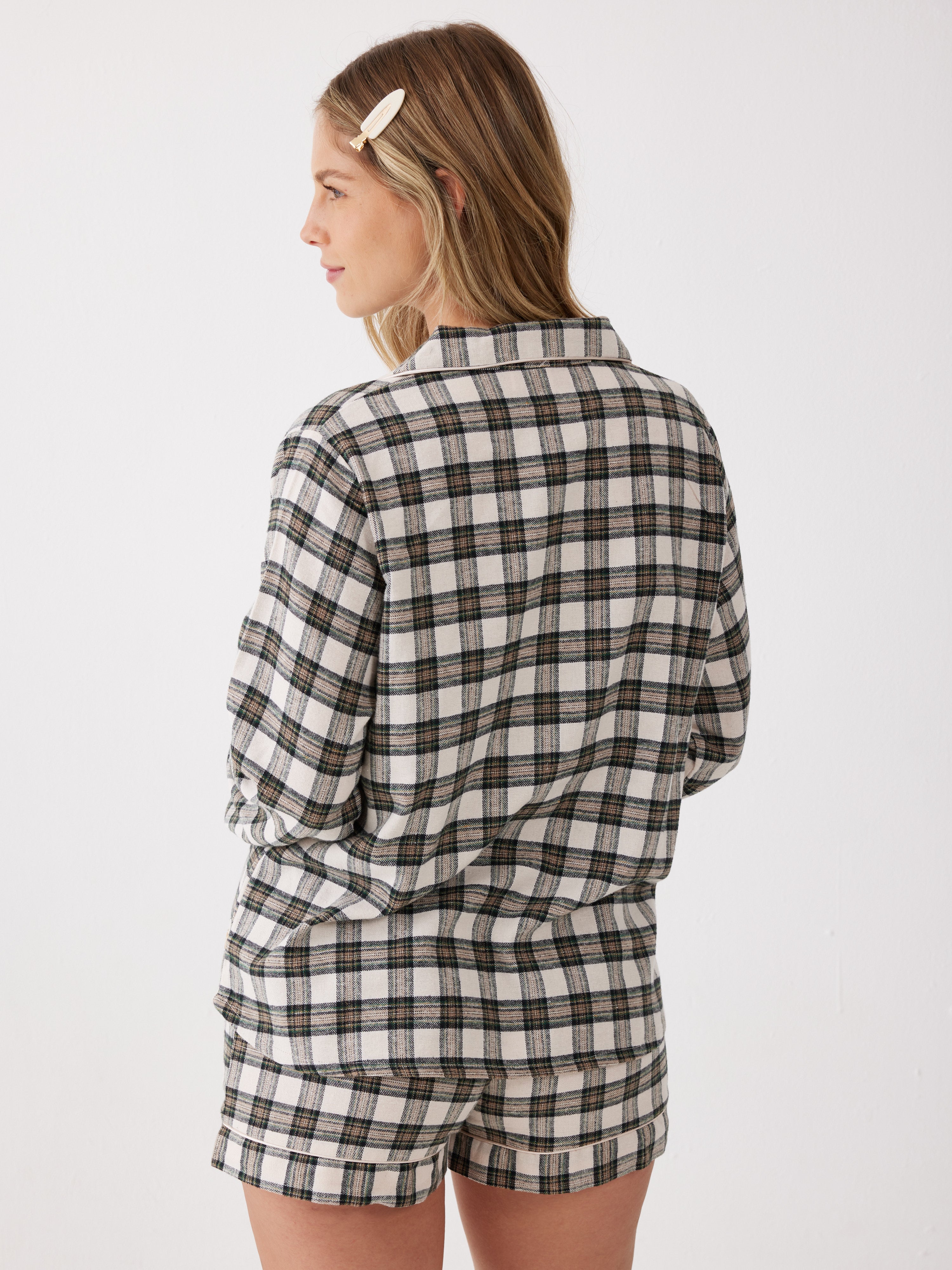 פיג'מת פלנל מכופתרת מכנס קצר - צבע חול