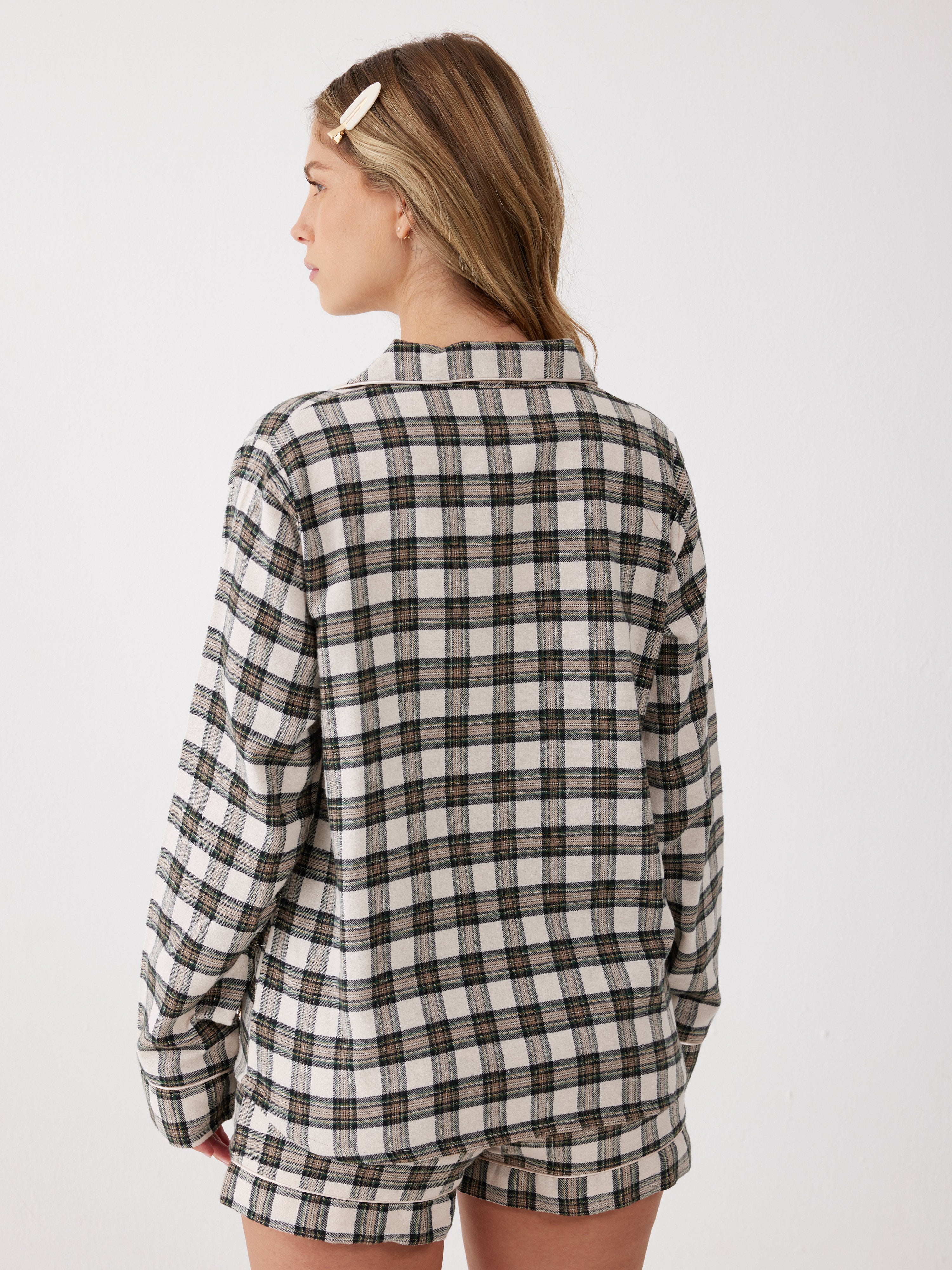 פיג'מת פלנל מכופתרת מכנס קצר - צבע חול