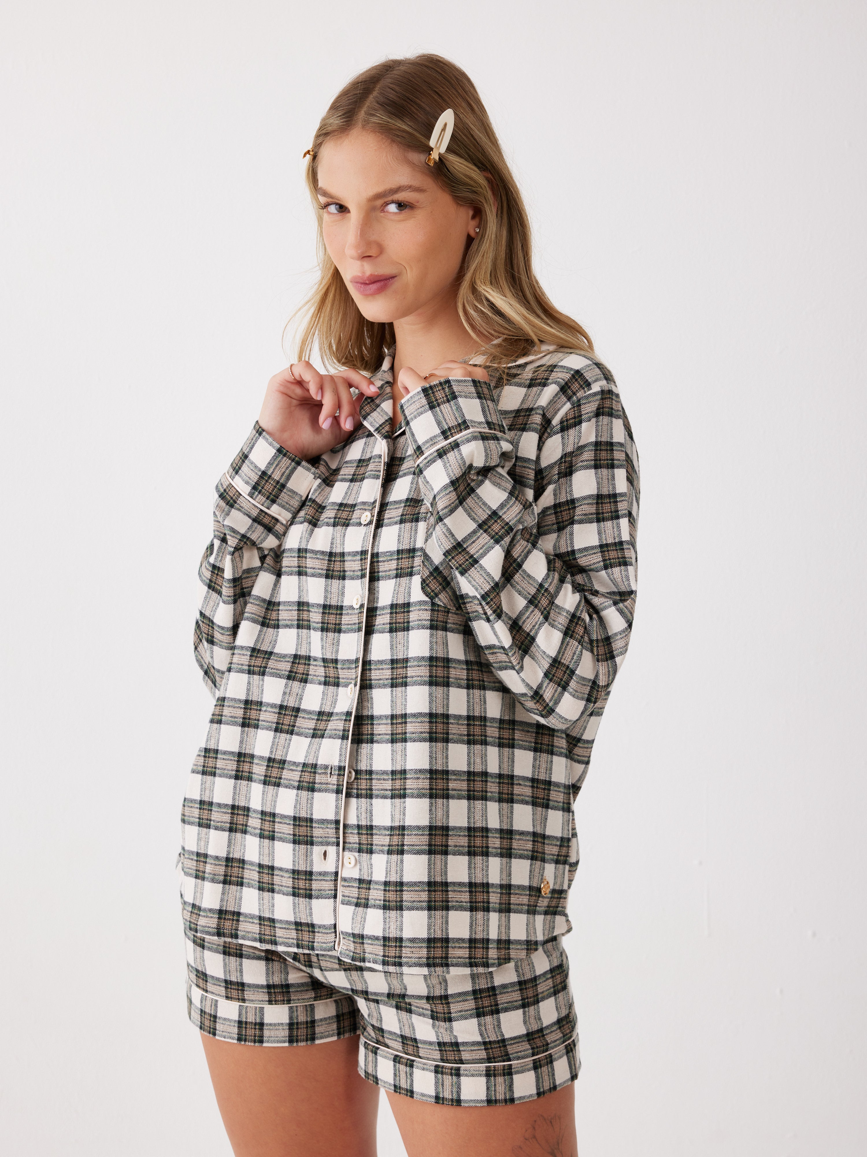 פיג'מת פלנל מכופתרת מכנס קצר - צבע חול