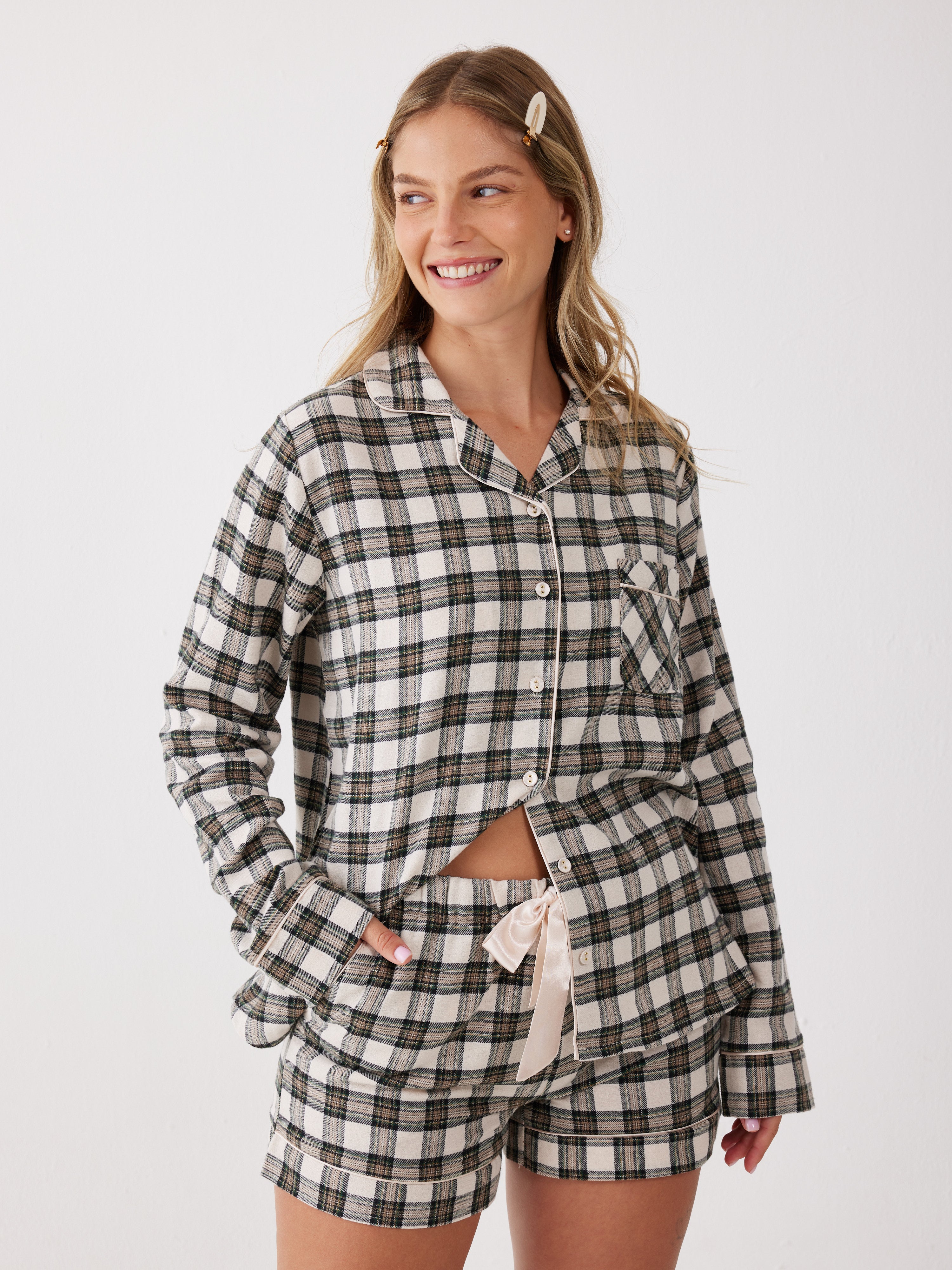 פיג'מת פלנל מכופתרת מכנס קצר - צבע חול