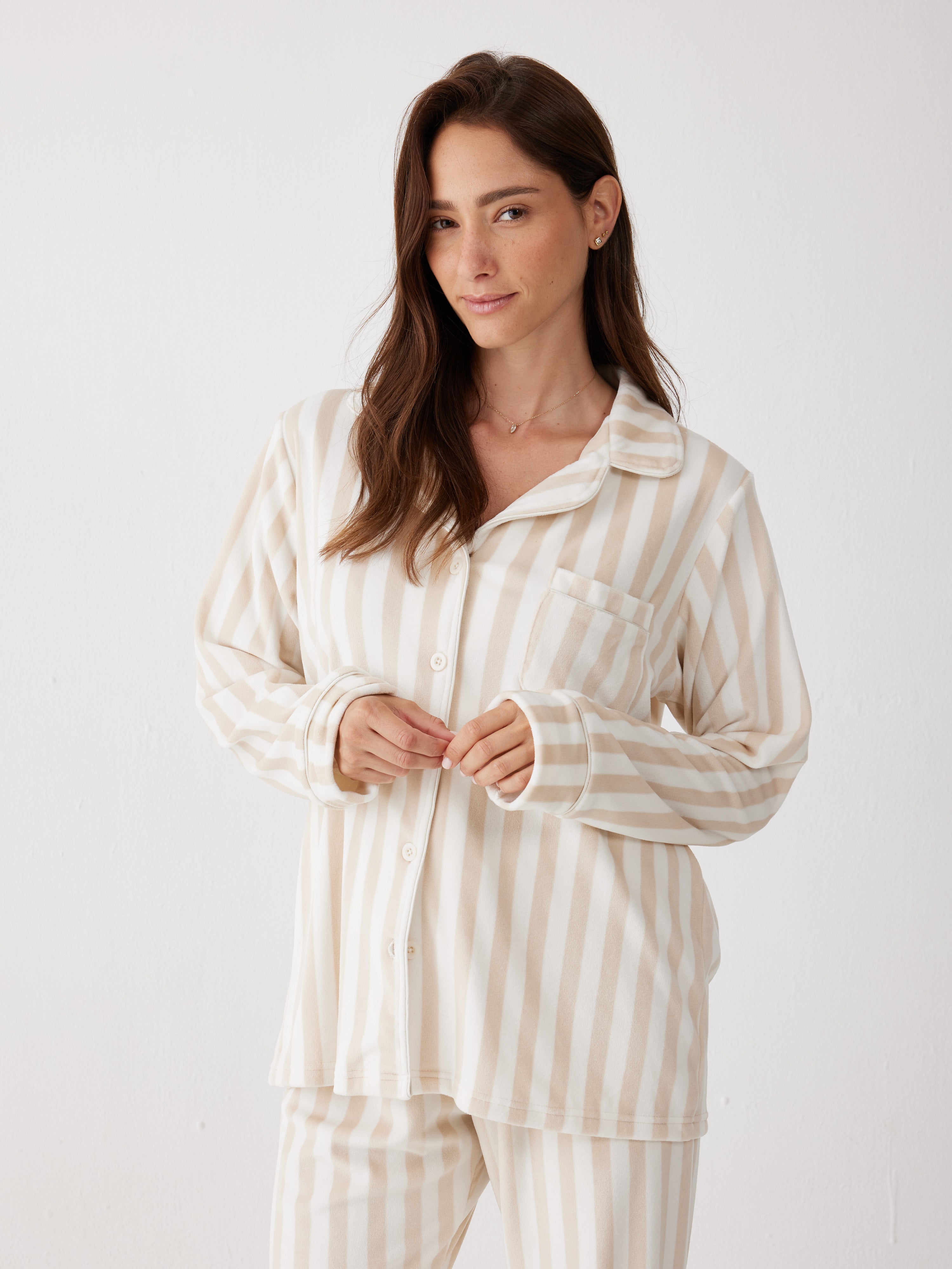 פיג'מת קטיפה מכופתרת - קפה