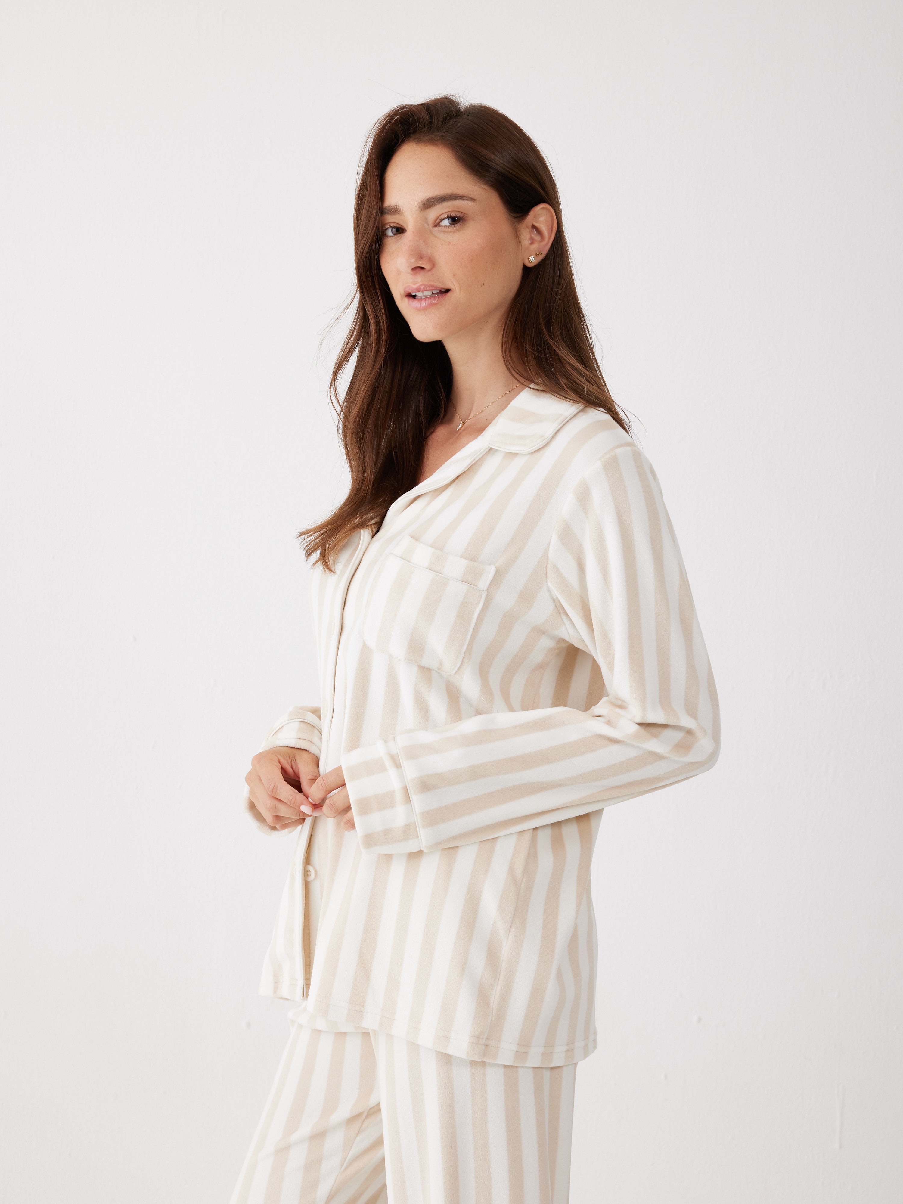 פיג'מת קטיפה מכופתרת - קפה