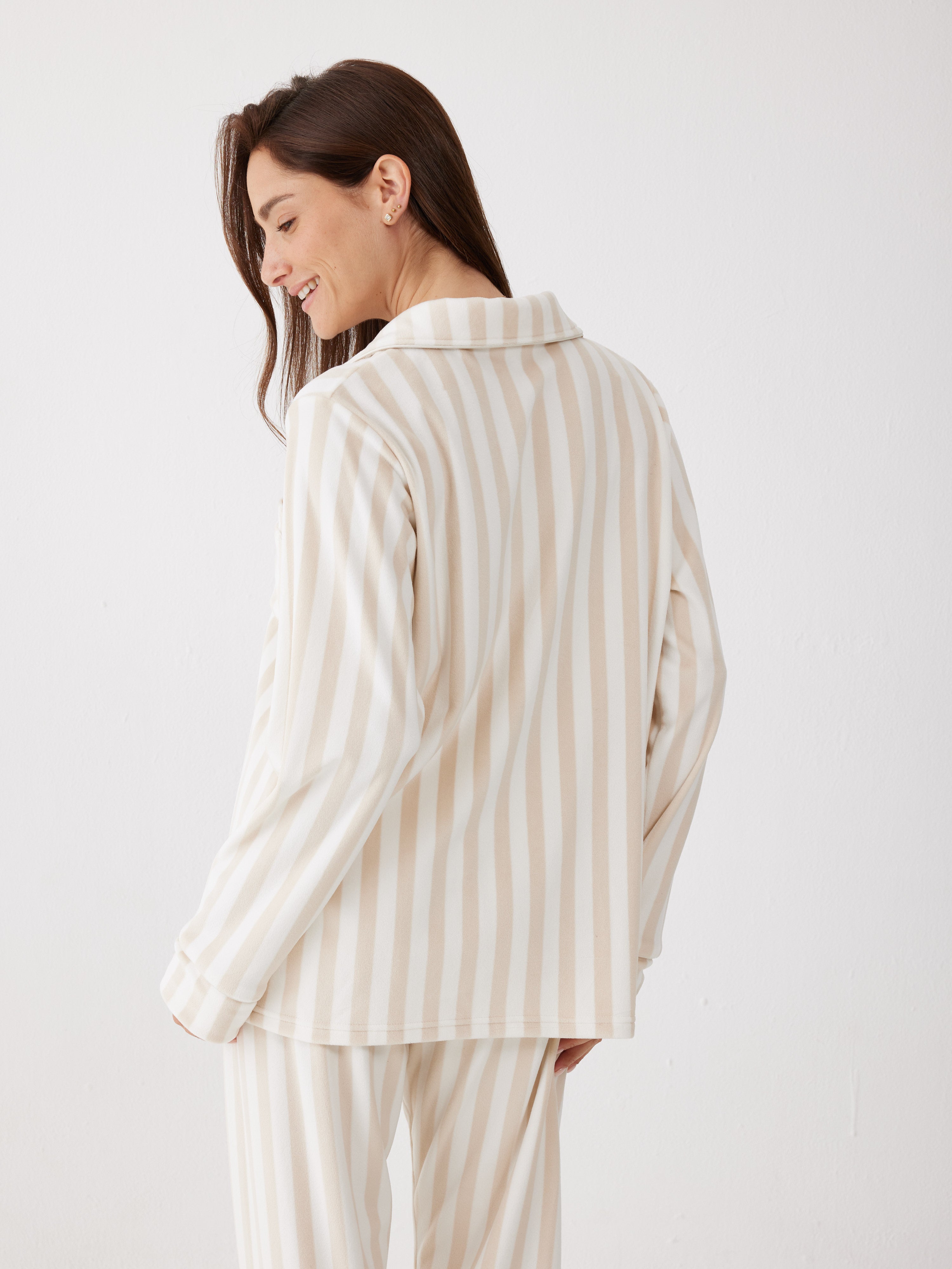 פיג'מת קטיפה מכופתרת - קפה