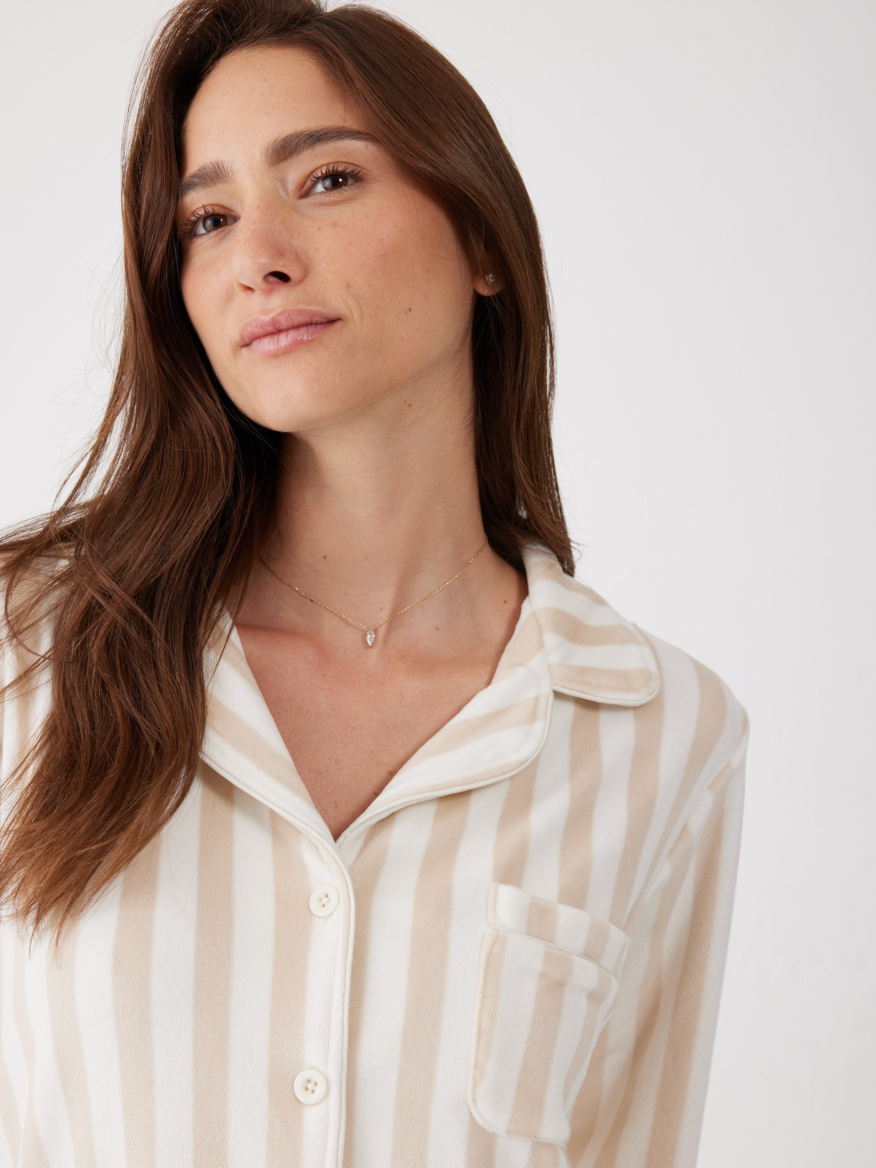 פיג'מת קטיפה מכופתרת - קפה