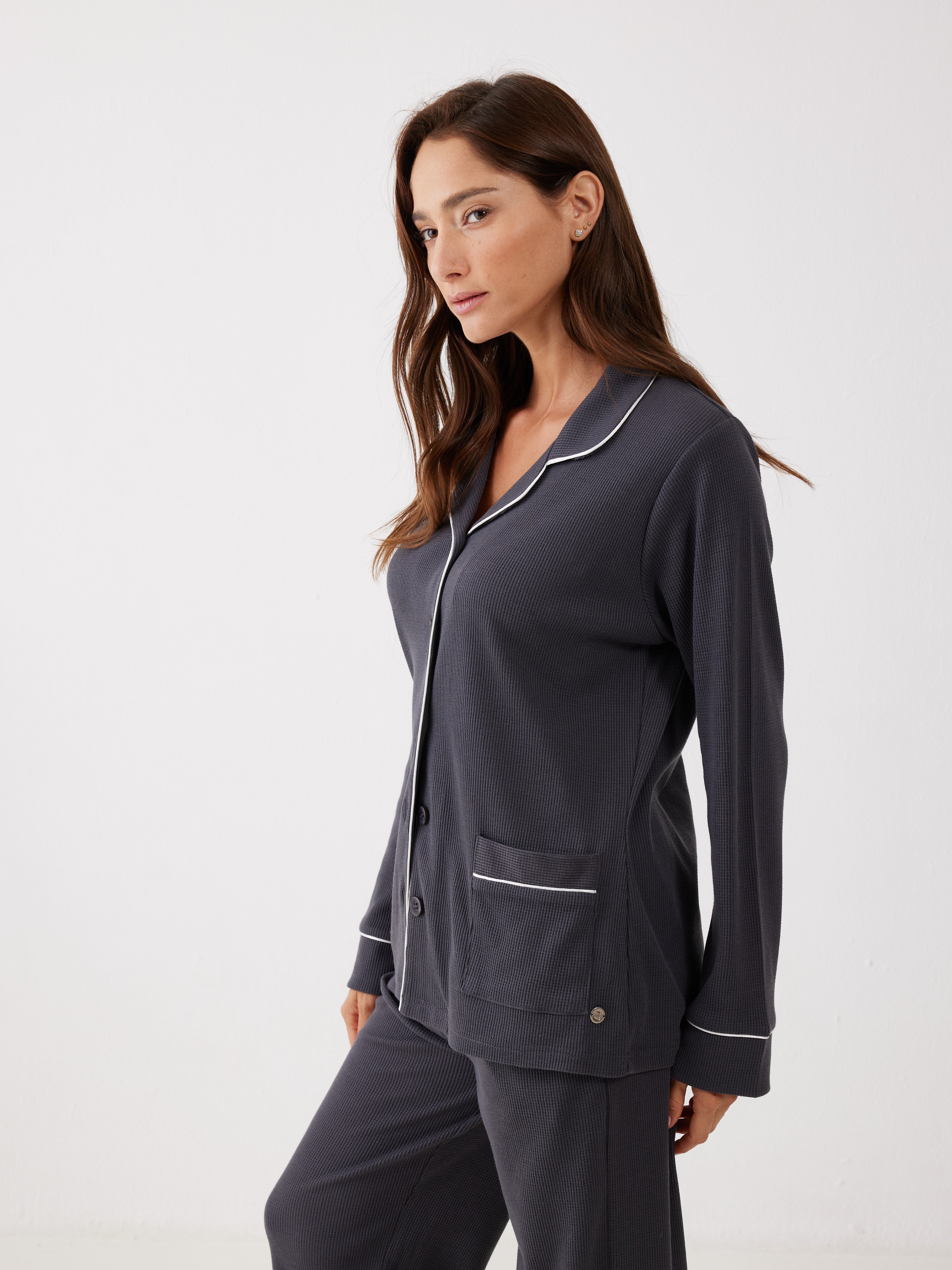 פיג'מה מכופתרת וואפל - אפור כהה