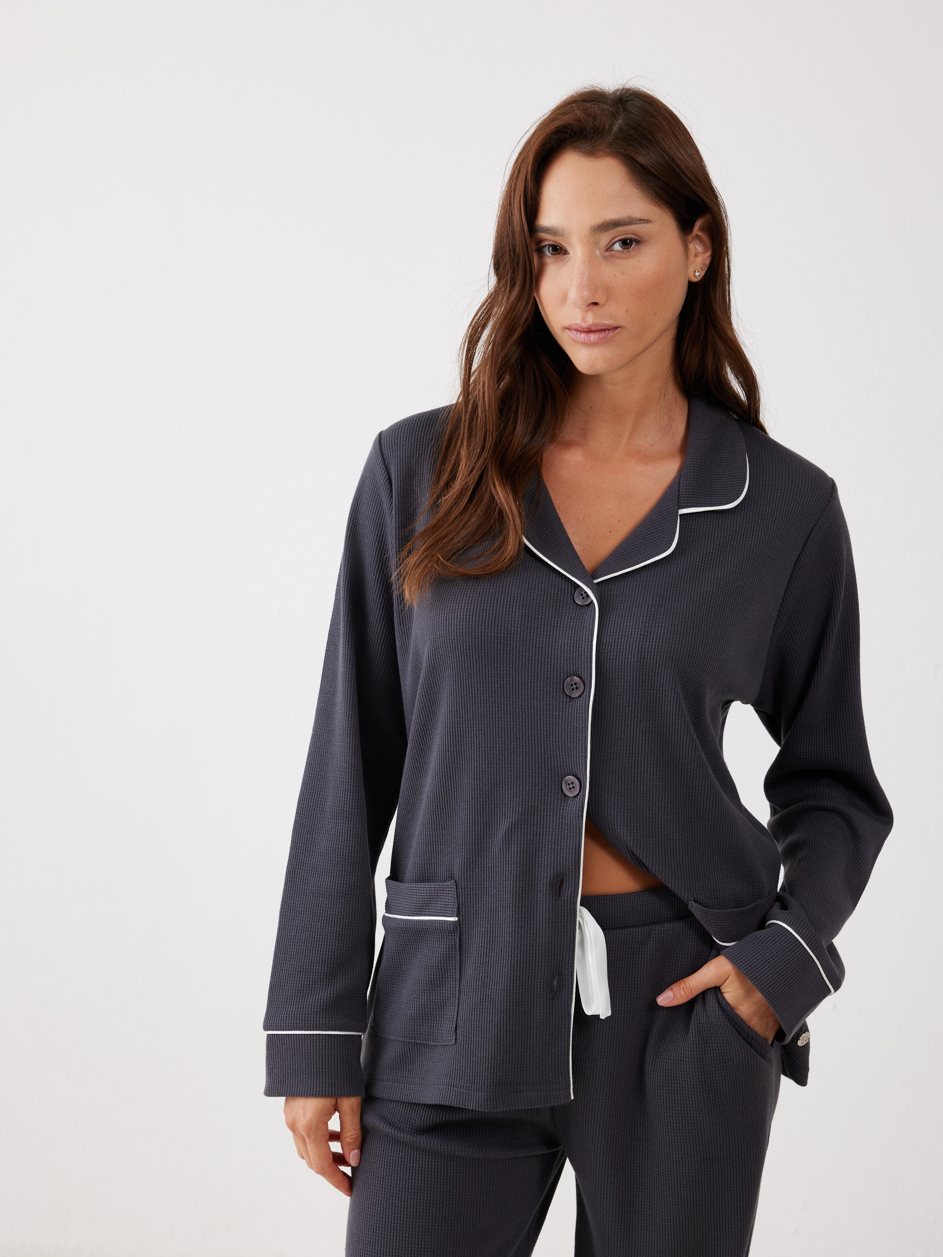 פיג'מה מכופתרת וואפל - אפור כהה