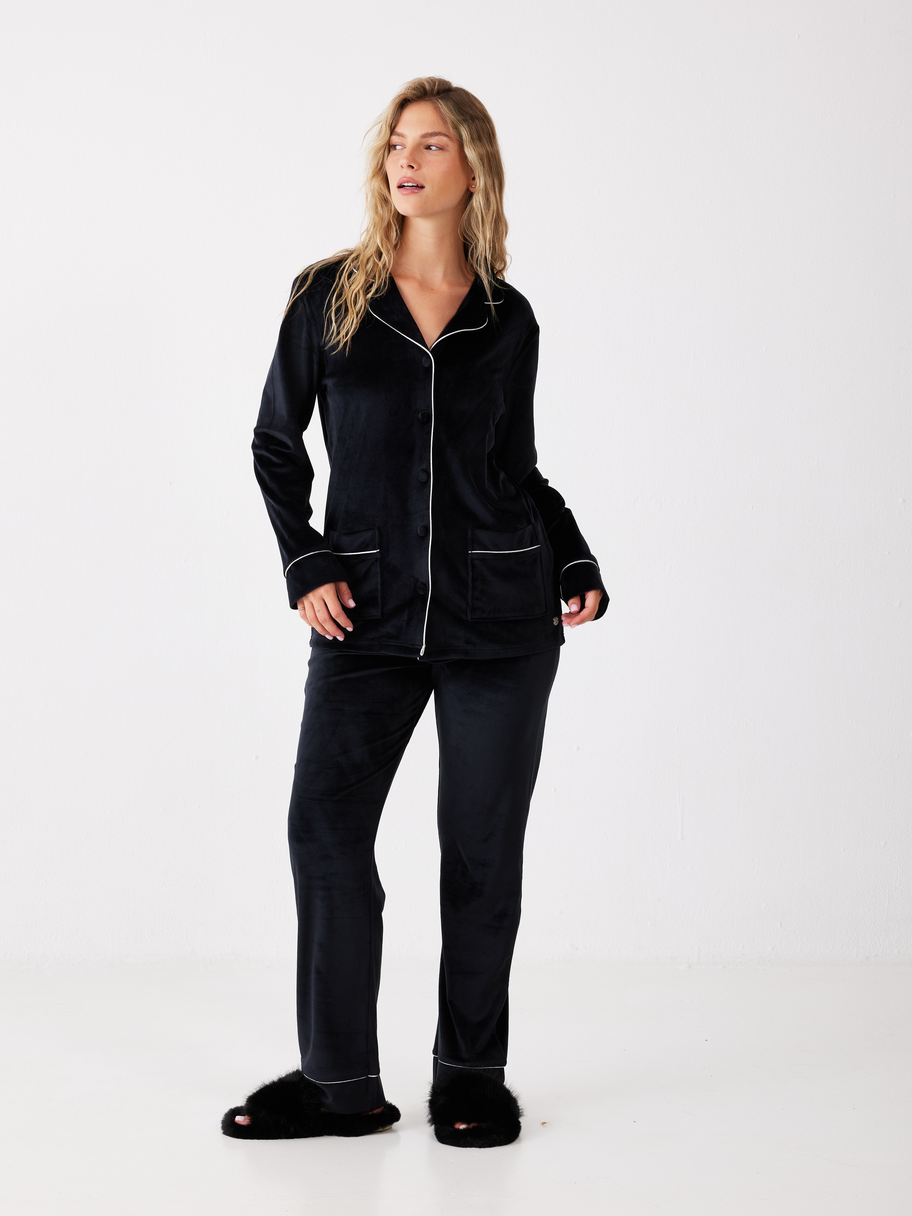 פיג'מה מכופתרת פספול קטיפה - שחור