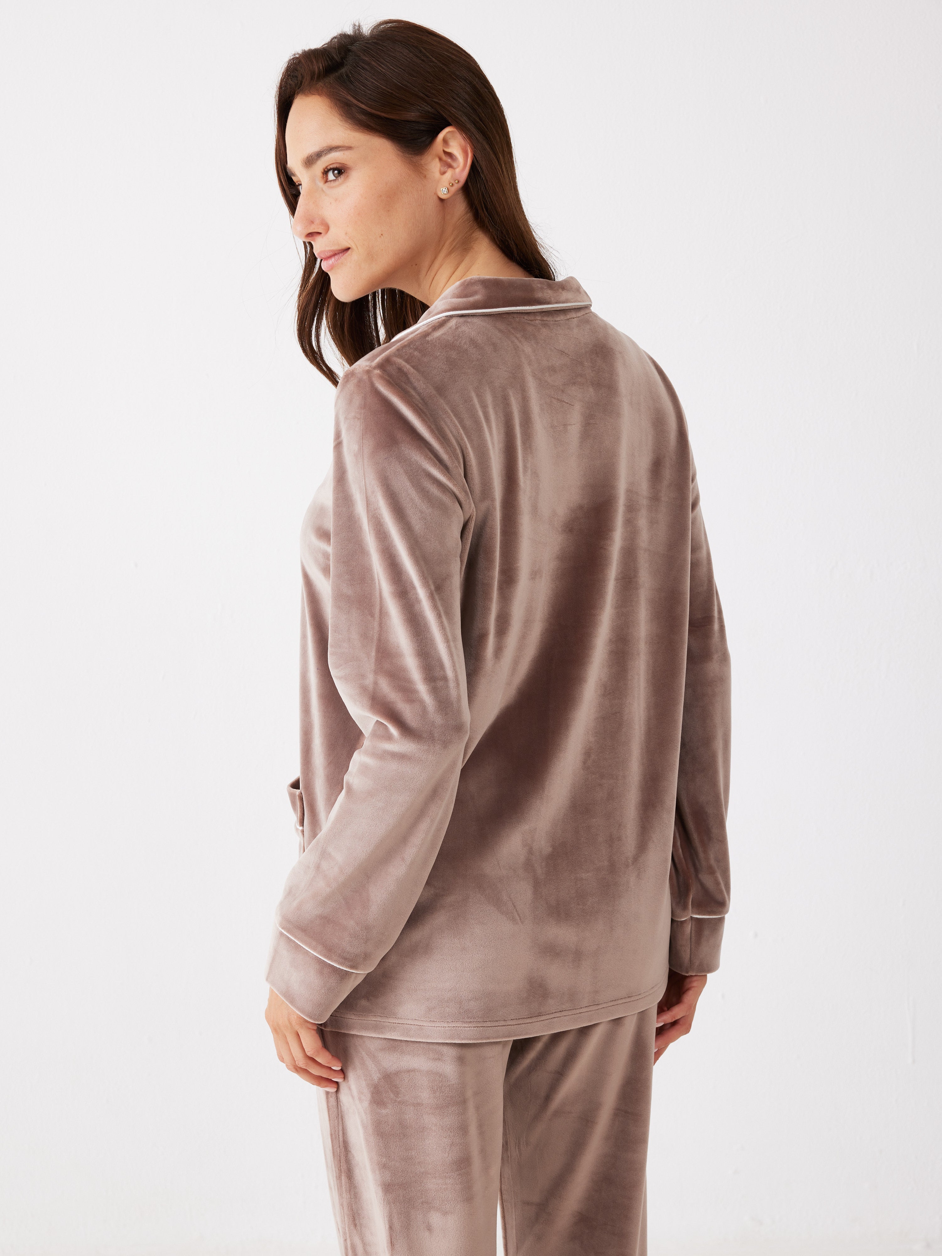 פיג'מה מכופתרת פספול קטיפה - קפה