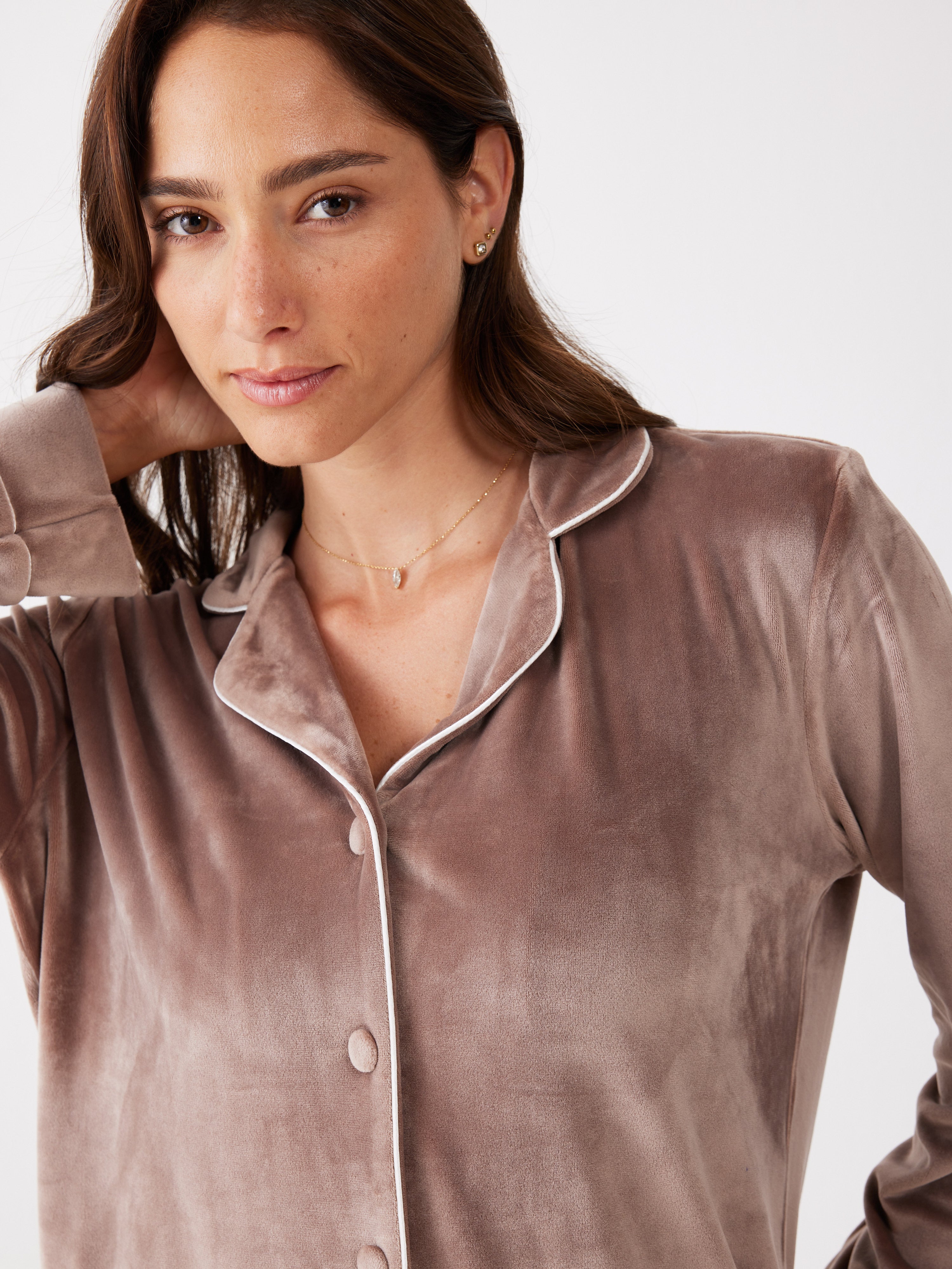 פיג'מה מכופתרת פספול קטיפה - קפה