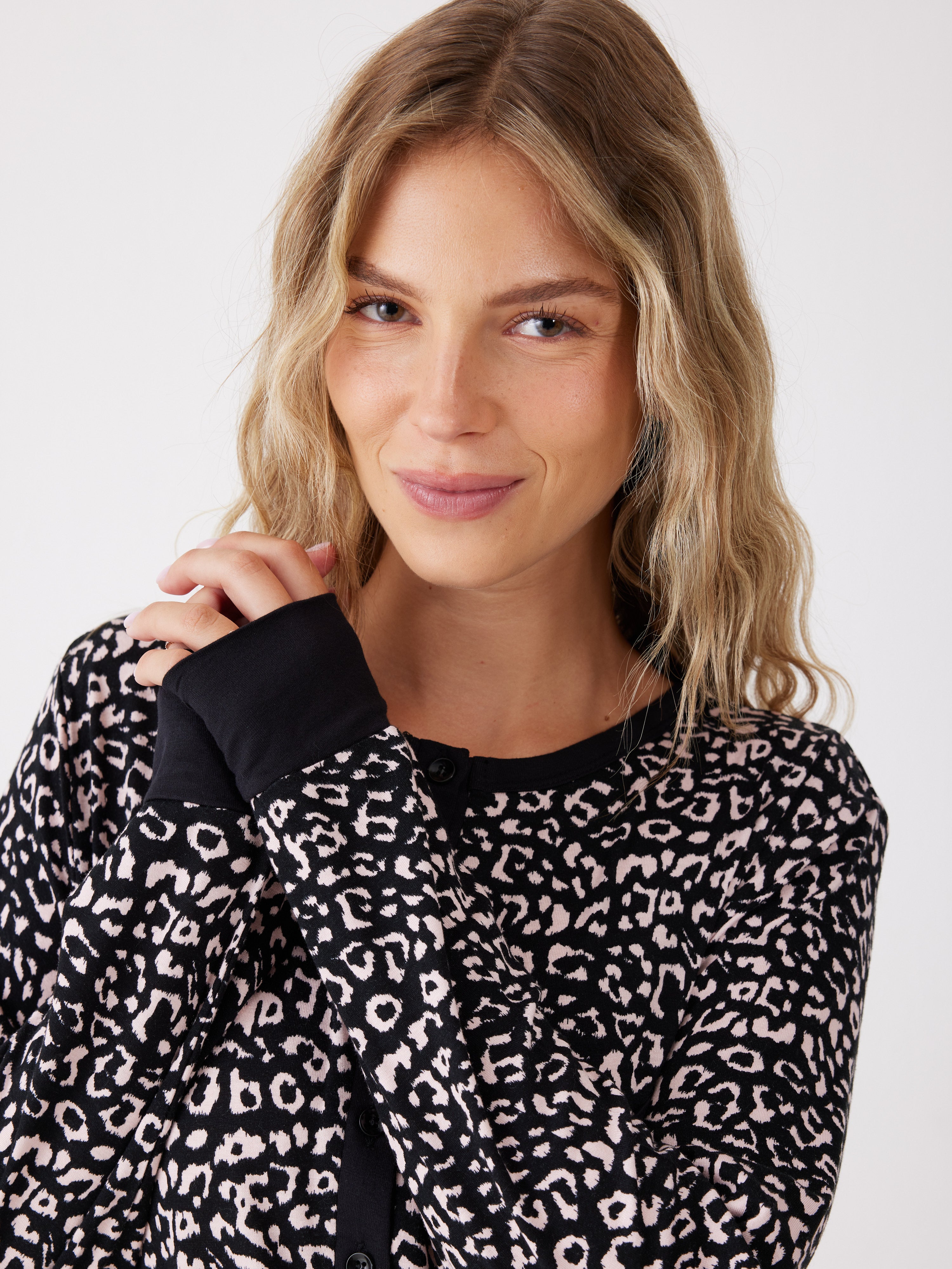 כותונת מנומרת ויסקוזה - שחור