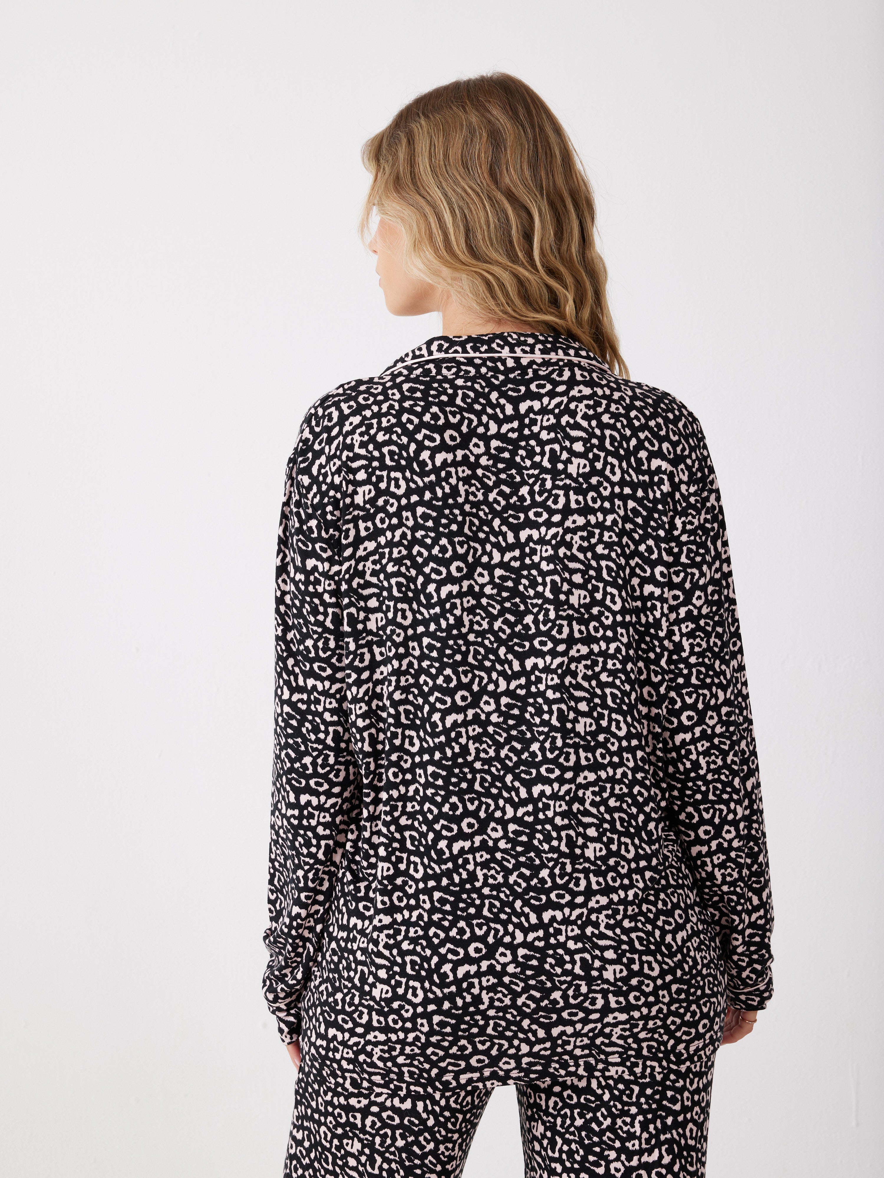 פיג'מה מכופתרת מנומרת ויסקוזה - שחור