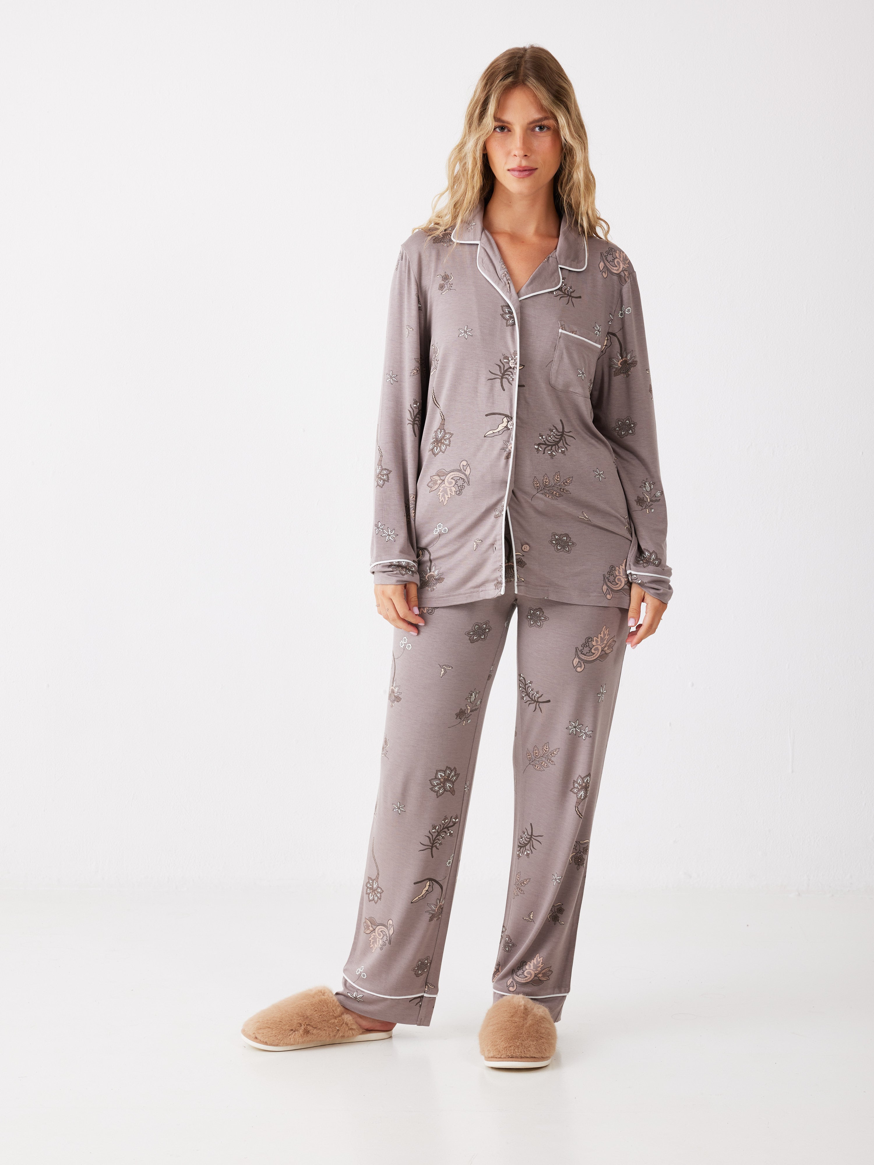 פיג'מה פרחונית מכופתרת ויסקוזה - קפה