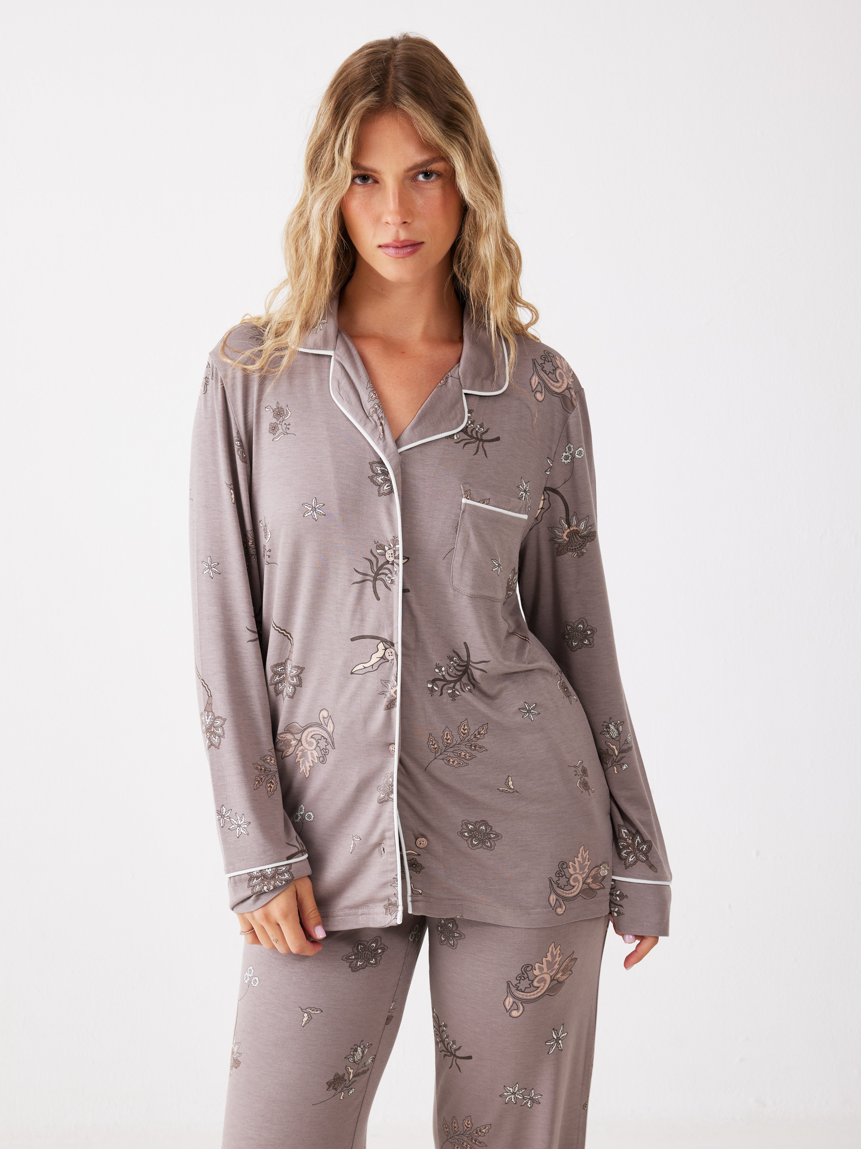 פיג'מה פרחונית מכופתרת ויסקוזה - קפה