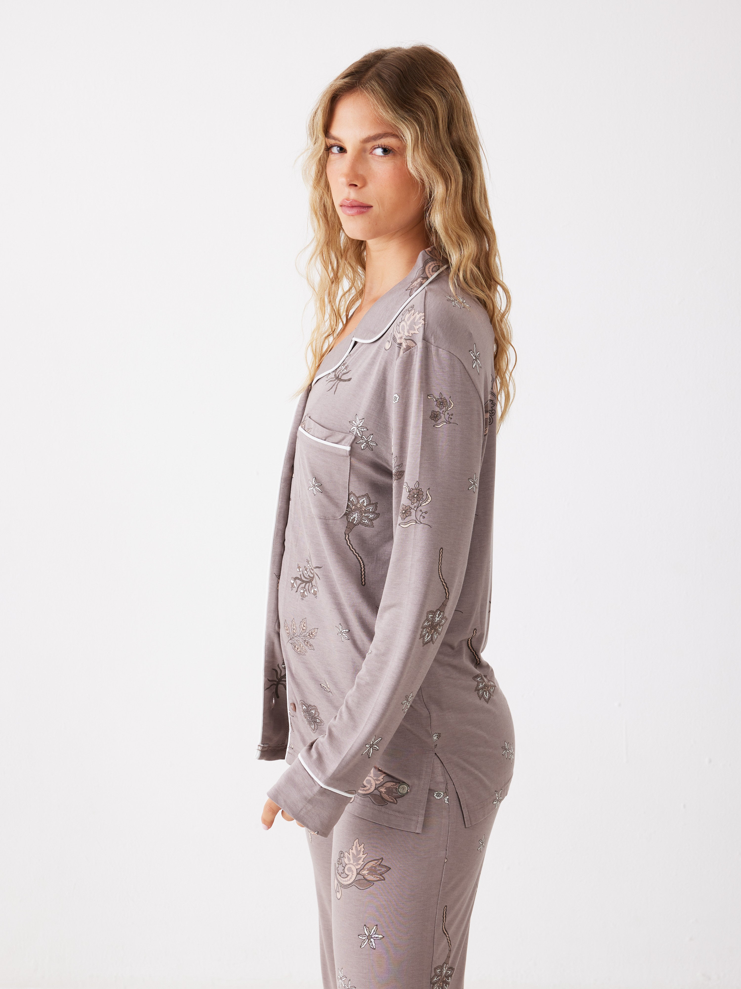 פיג'מה פרחונית מכופתרת ויסקוזה - קפה