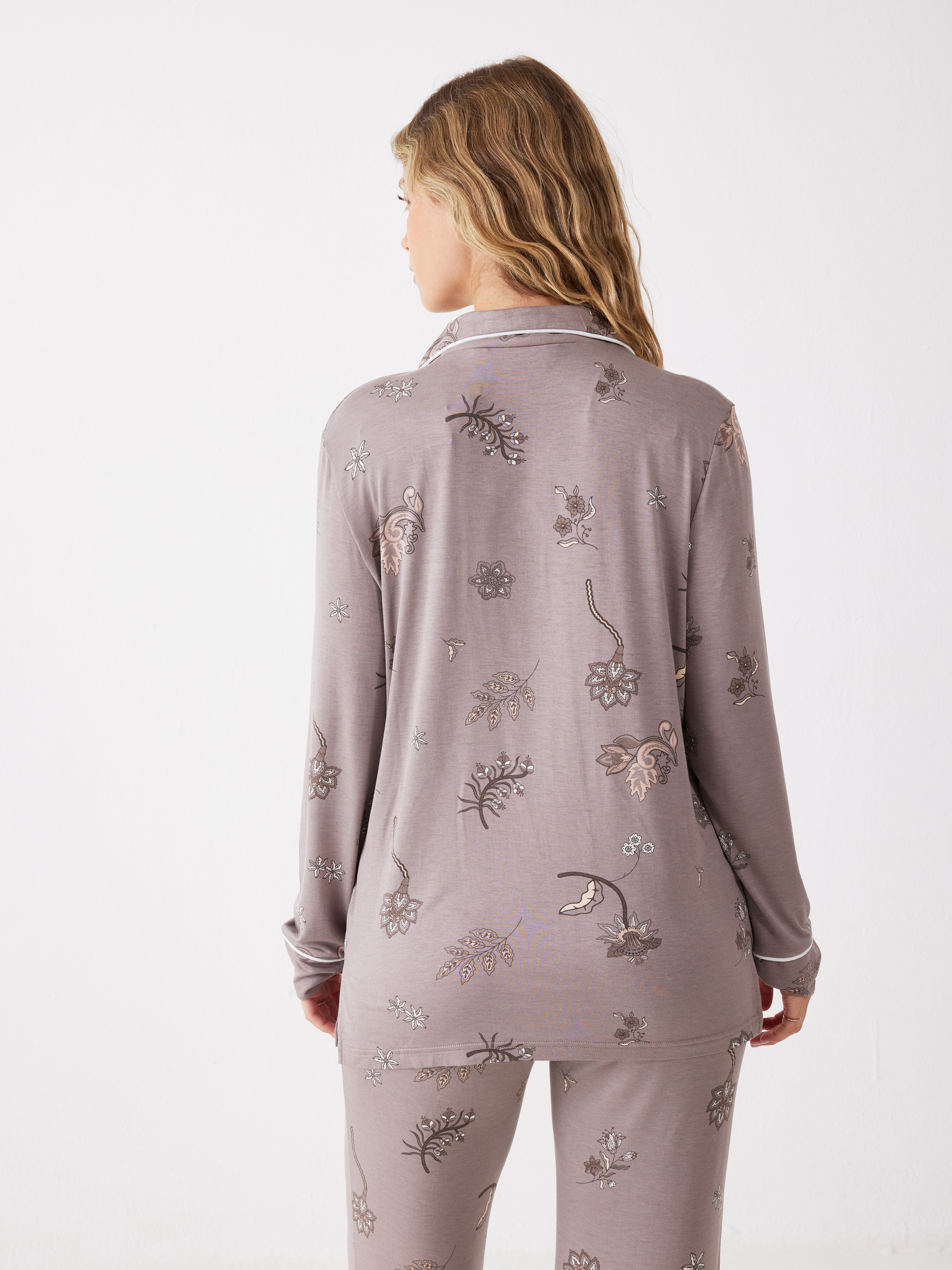 פיג'מה פרחונית מכופתרת ויסקוזה - קפה