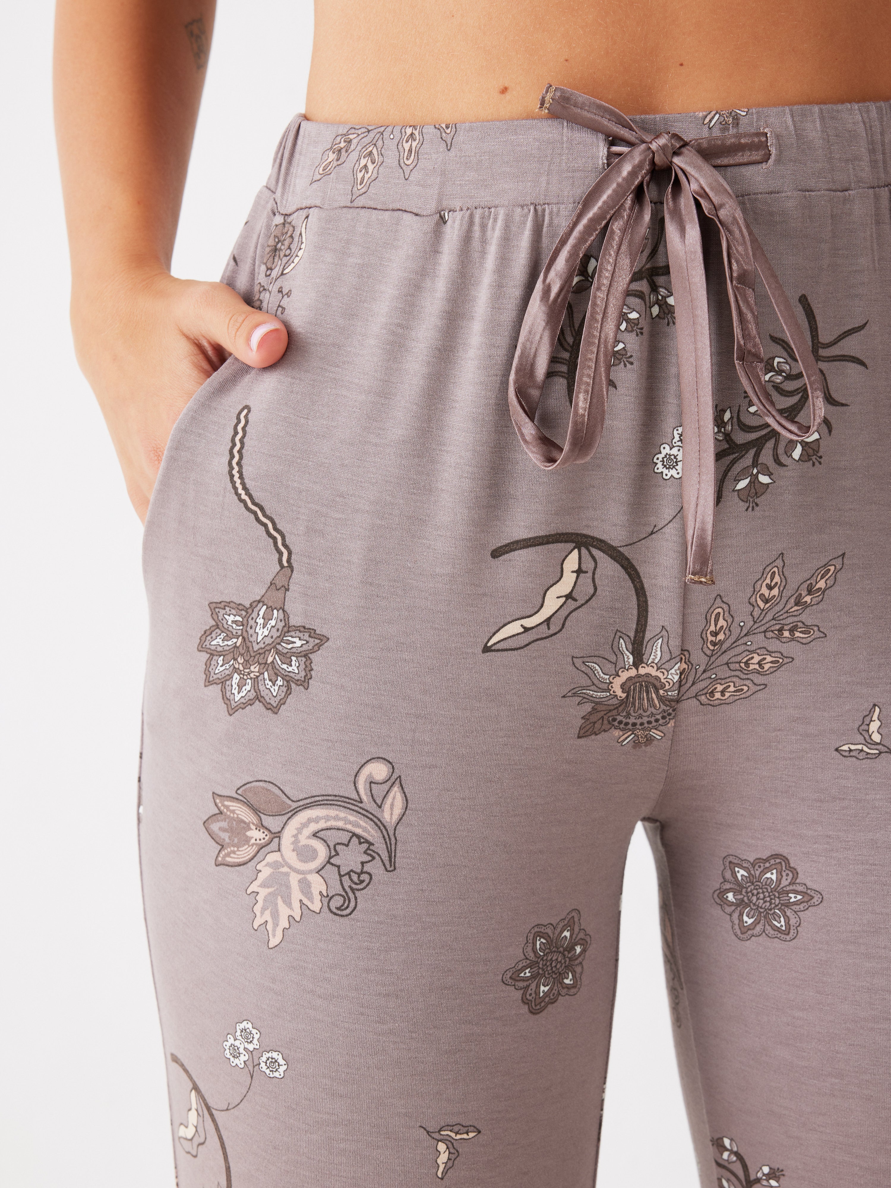 פיג'מה פרחונית מכופתרת ויסקוזה - קפה