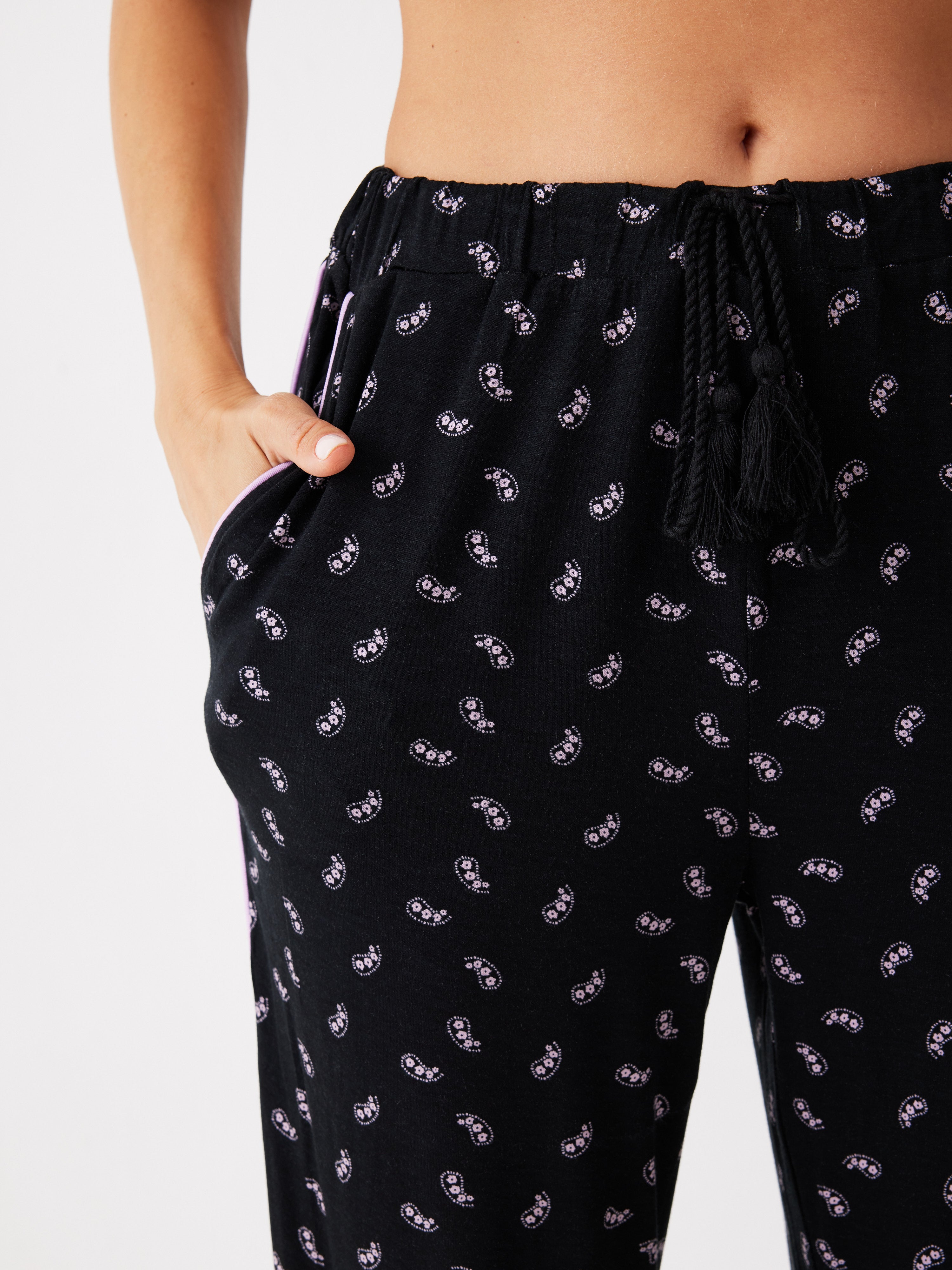 פיג'מה ויסקוזה מכופתרת הדפס  - שחור