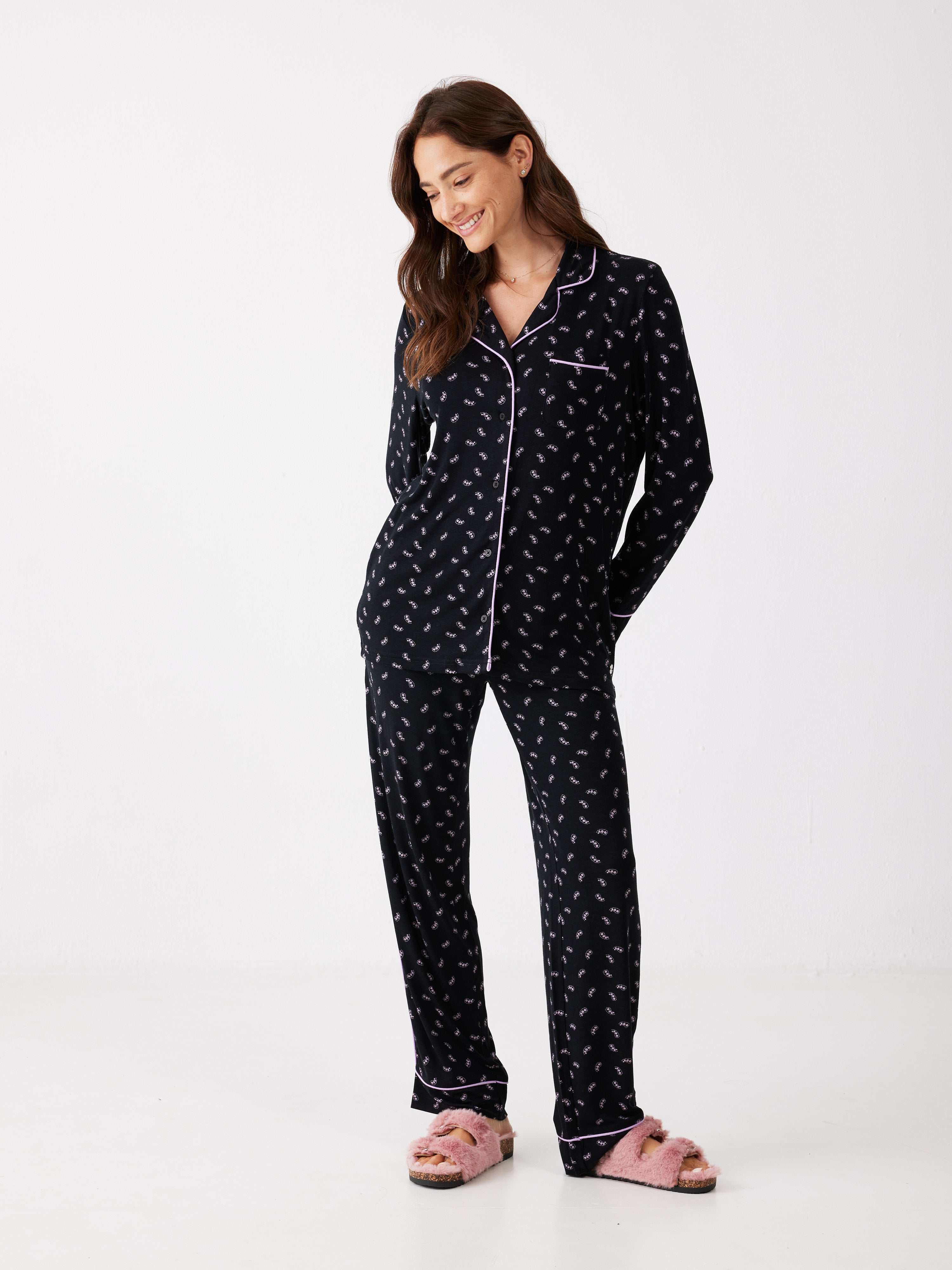 פיג'מה ויסקוזה מכופתרת הדפס  - שחור