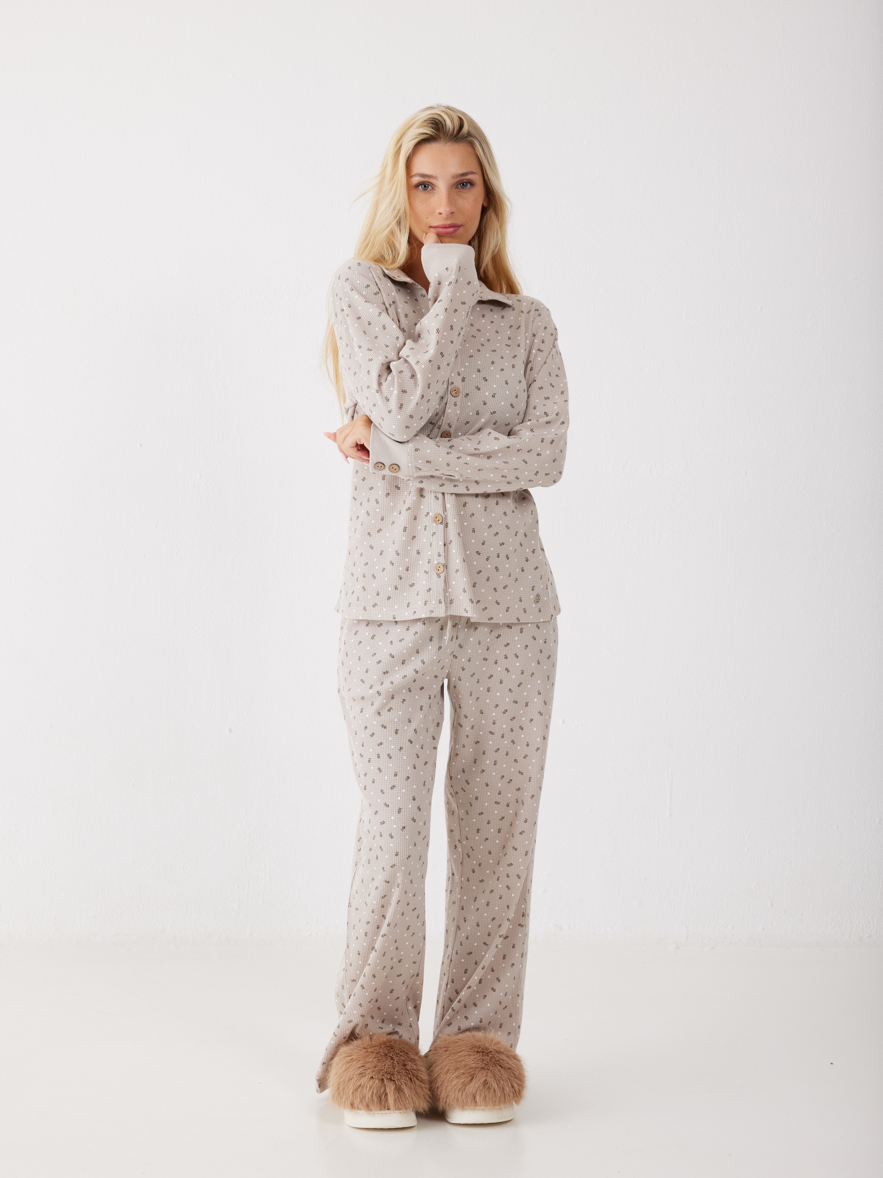 פיג'מה מכופתרת פרחים וואפל - חול