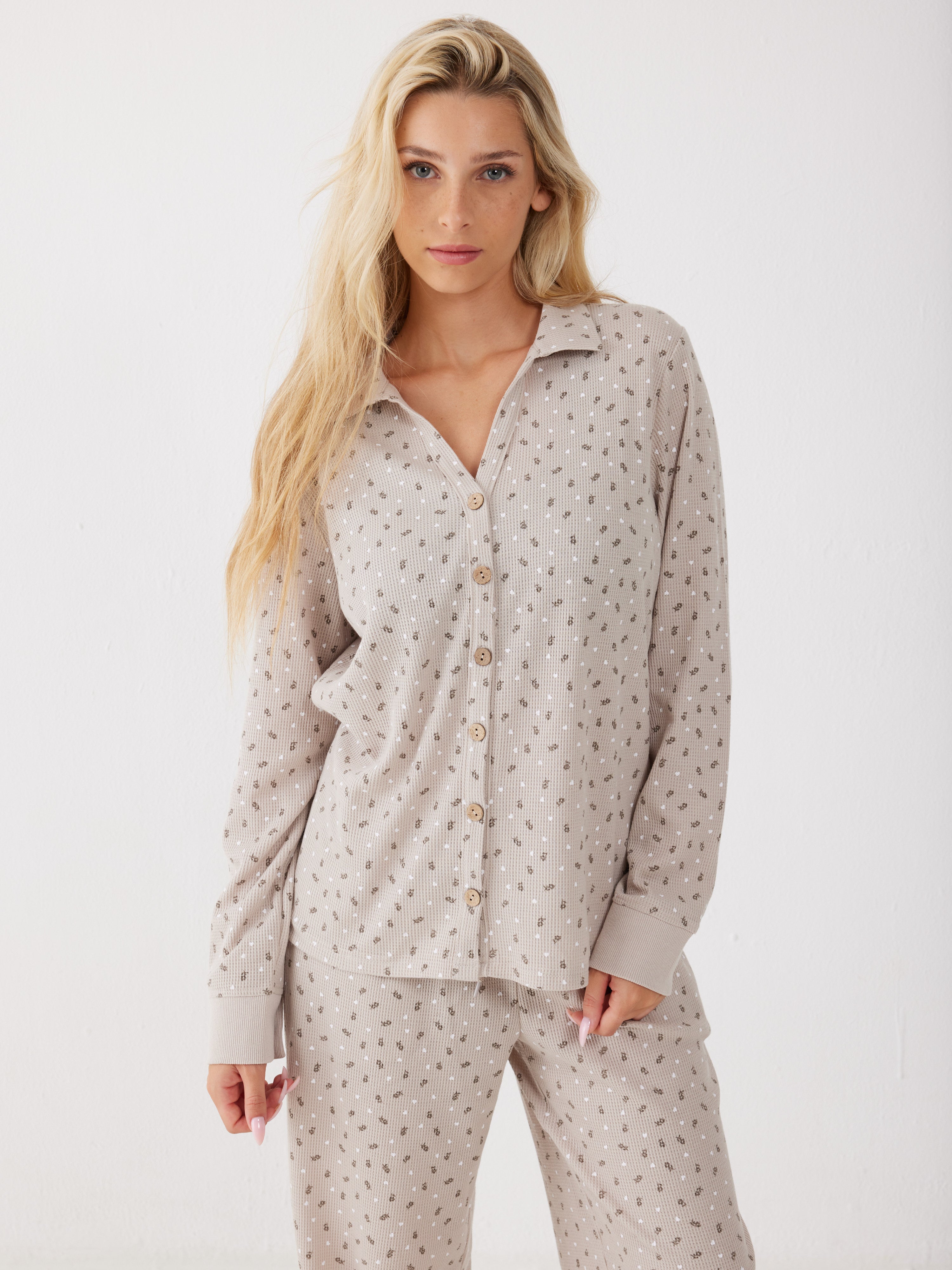 פיג'מה מכופתרת פרחים וואפל - חול