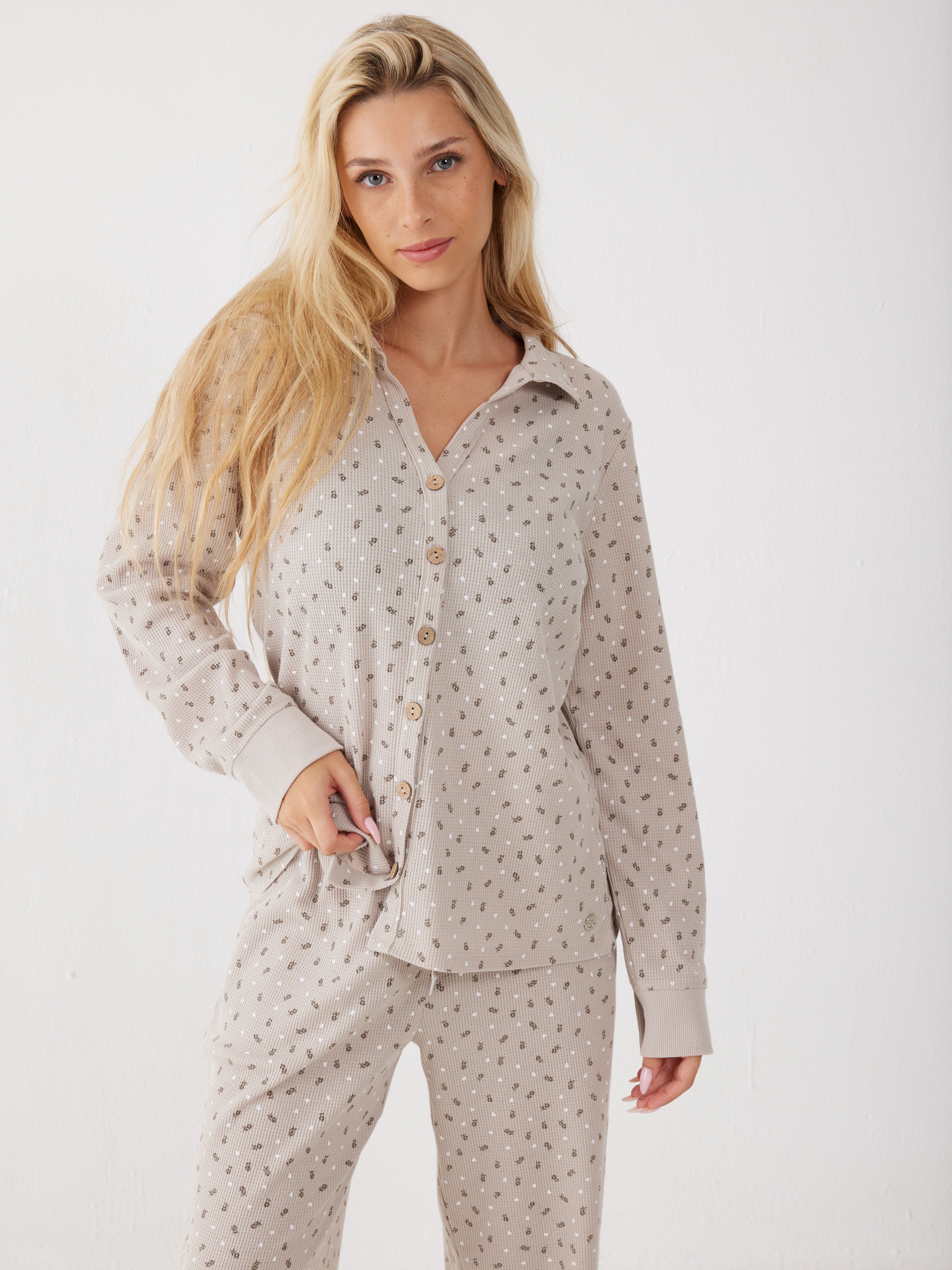 פיג'מה מכופתרת פרחים וואפל - חול