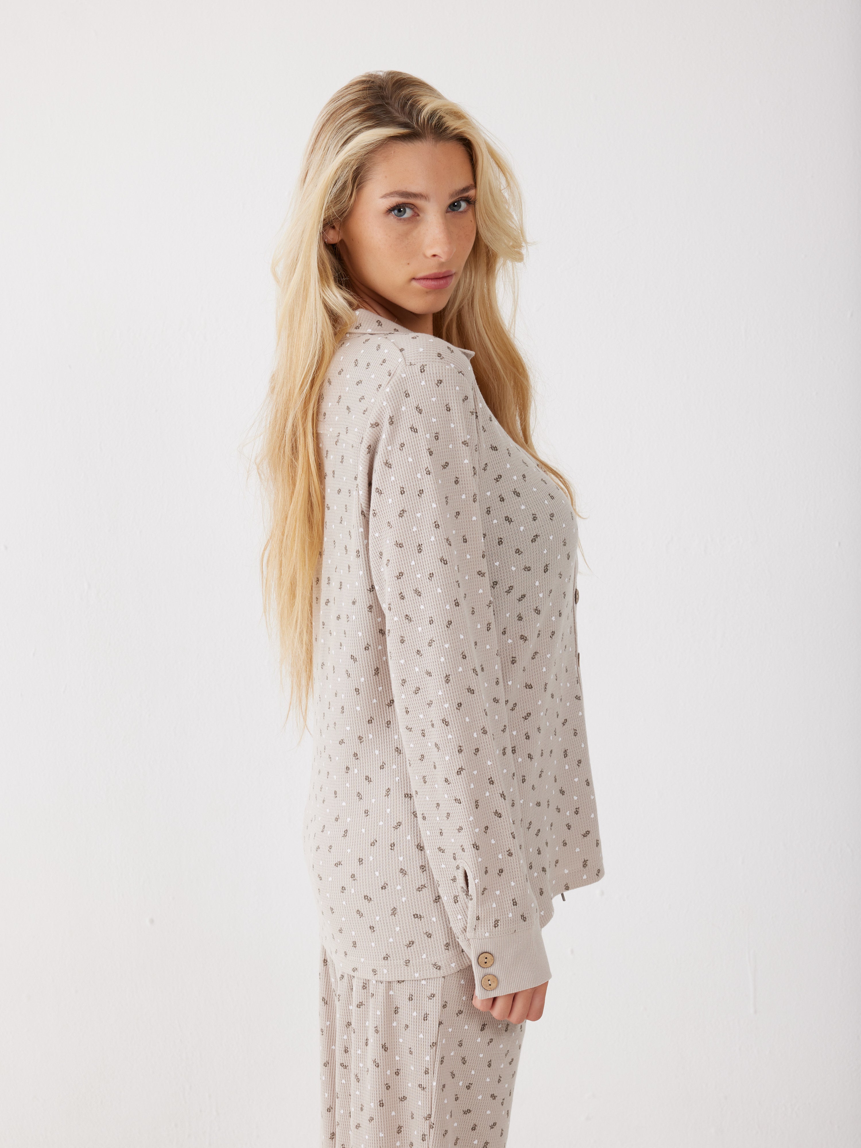 פיג'מה מכופתרת פרחים וואפל - חול