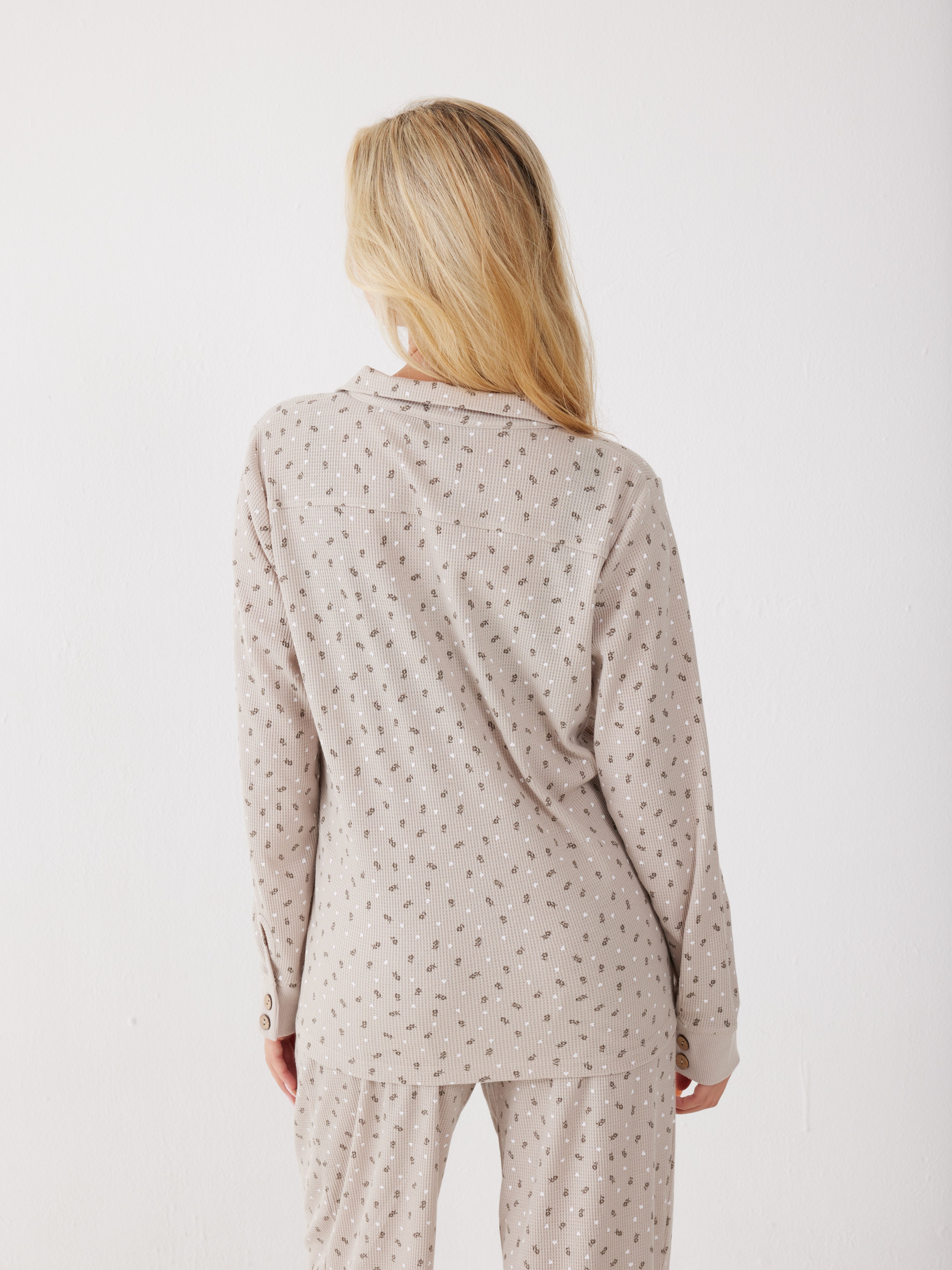 פיג'מה מכופתרת פרחים וואפל - חול