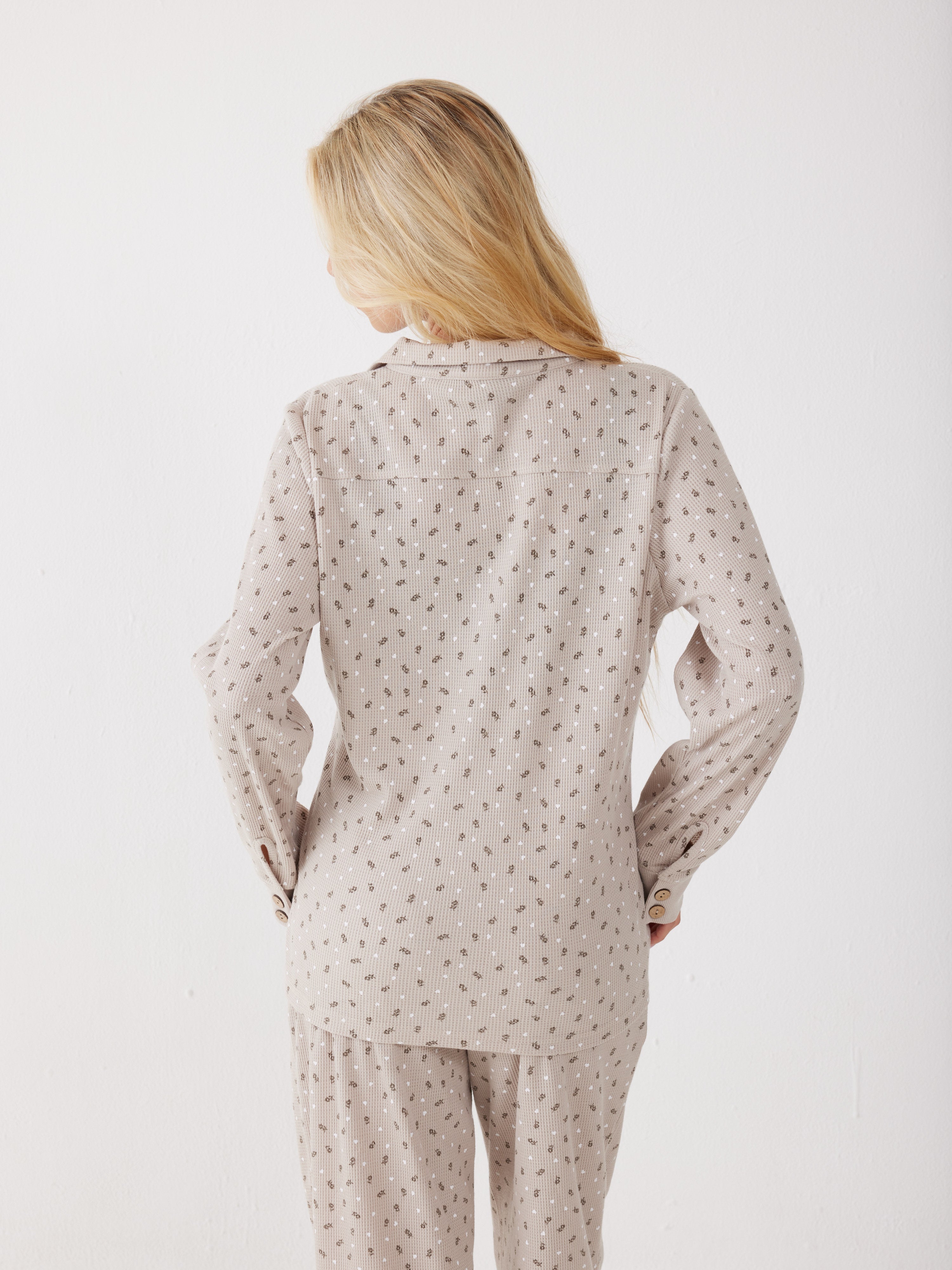 פיג'מה מכופתרת פרחים וואפל - חול