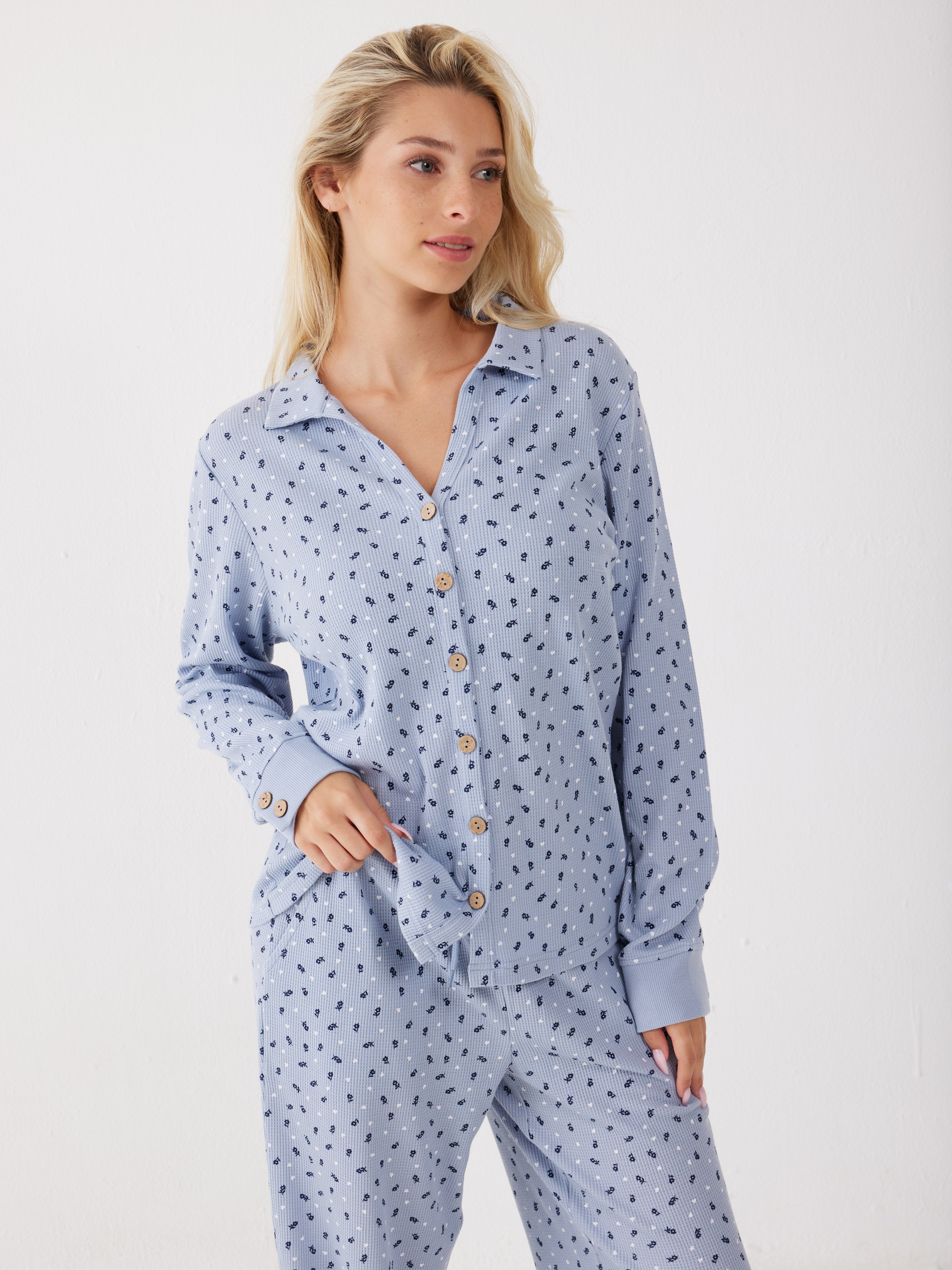 פיג'מה מכופתרת פרחים וואפל - כחול