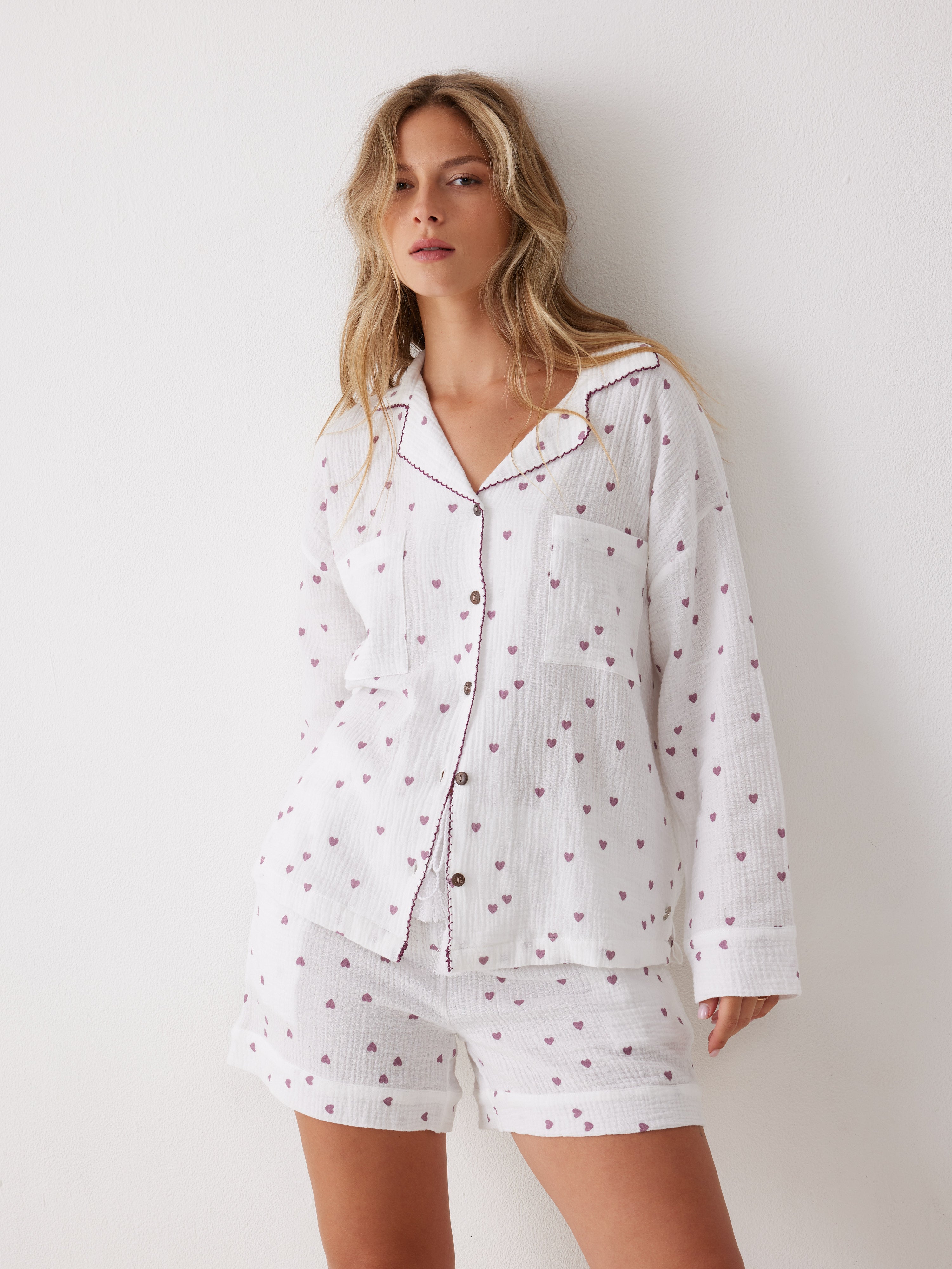 פיג'מה קצרה מכופתרת לבבות טטרה - לבן