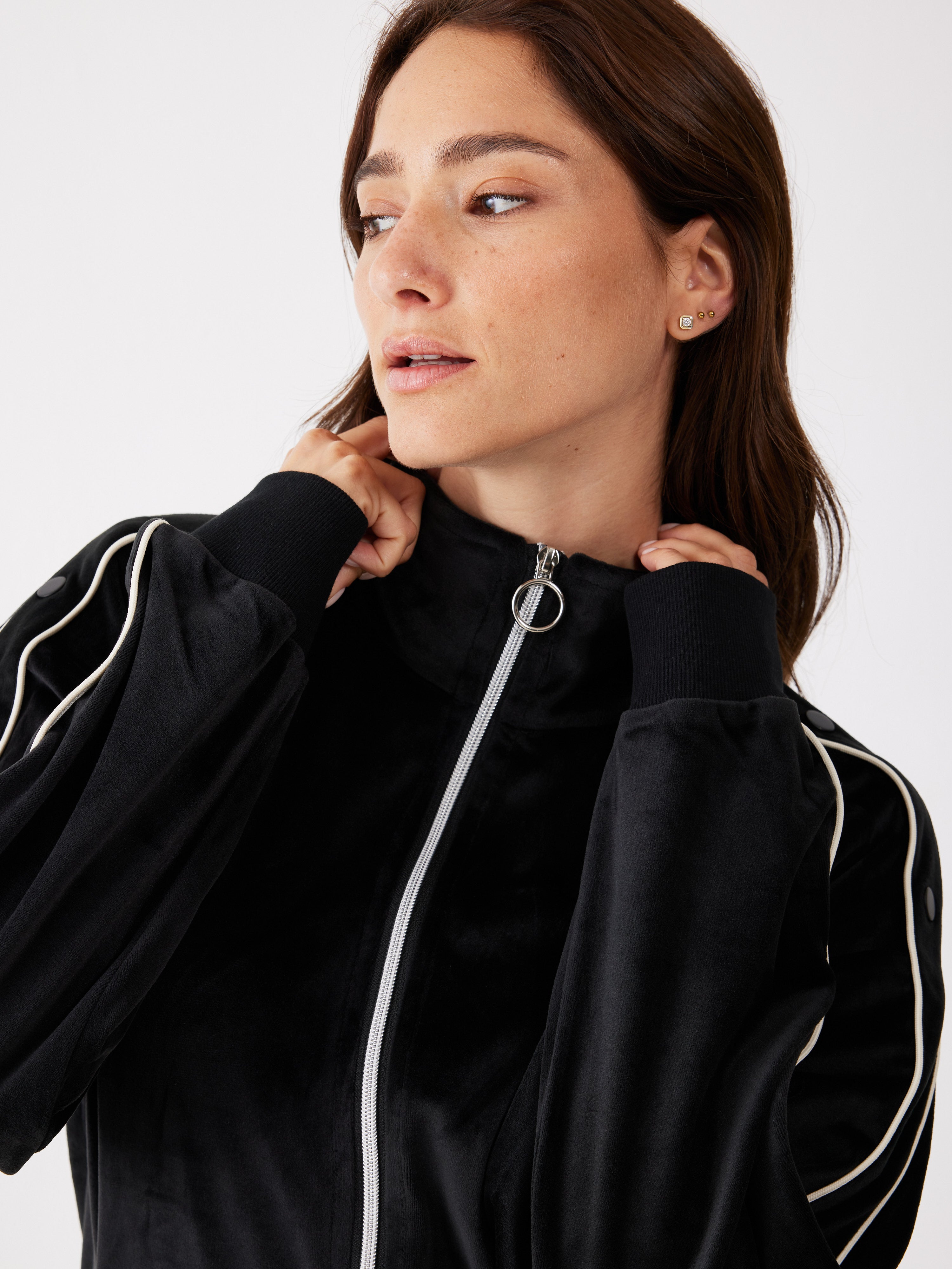 חליפת רוכסן ניטים קטיפה - שחור