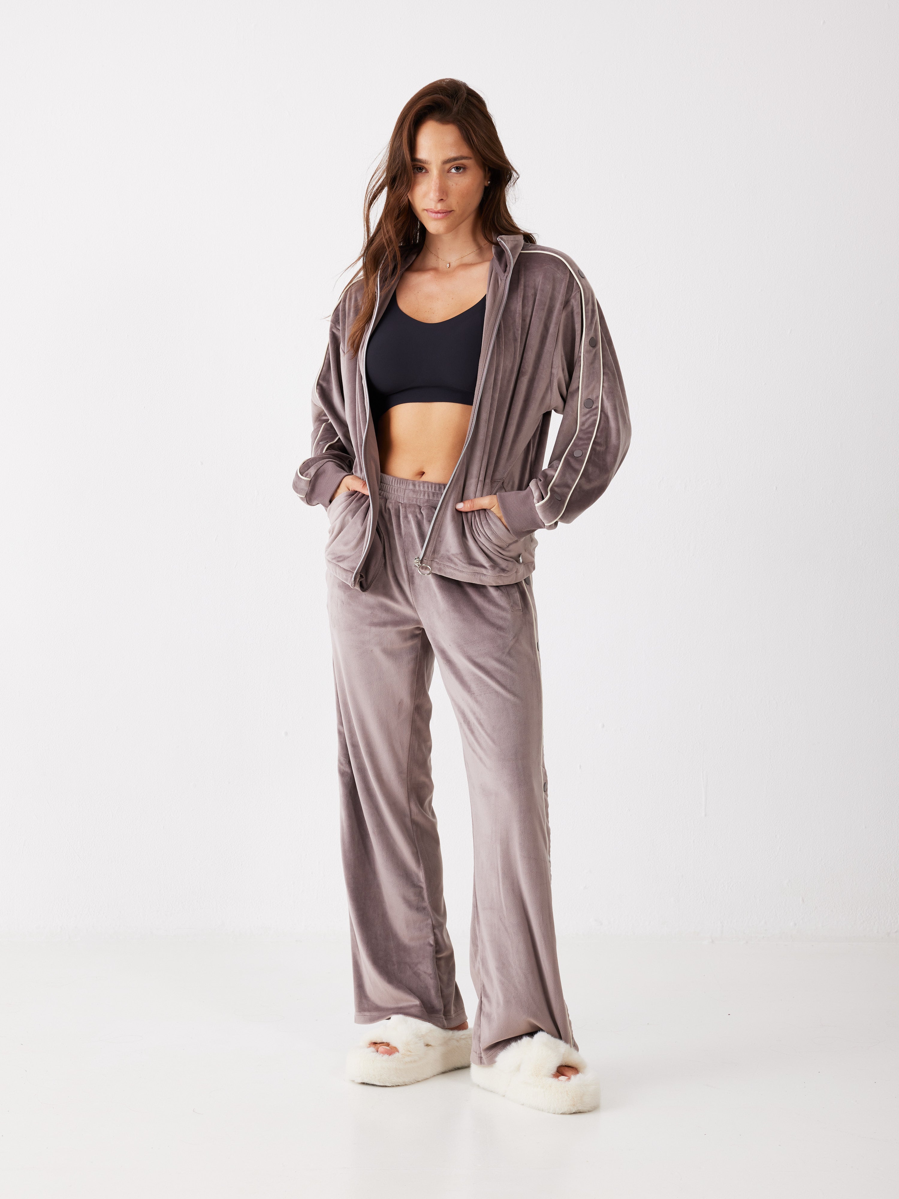 חליפת רוכסן ניטים קטיפה - קפה