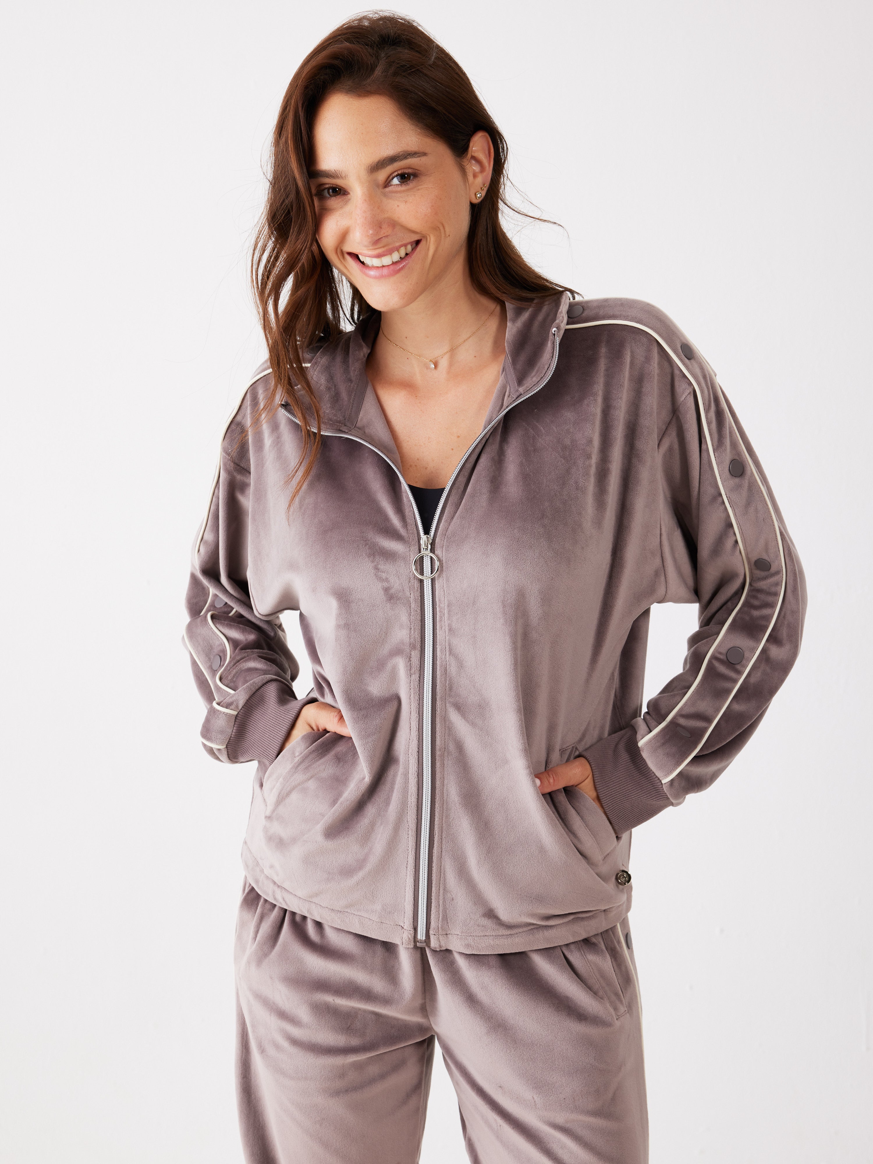 חליפת רוכסן ניטים קטיפה - קפה