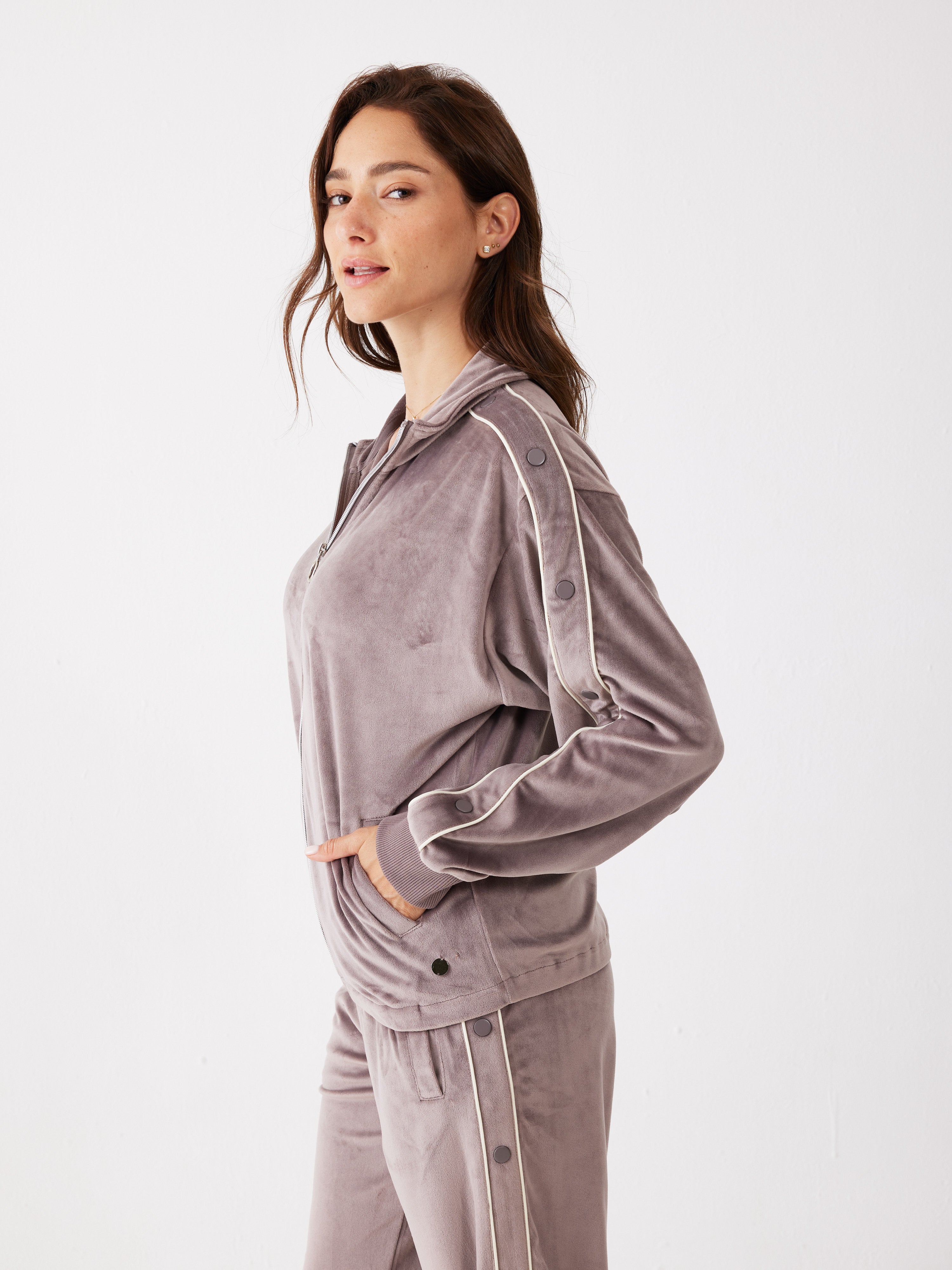 חליפת רוכסן ניטים קטיפה - קפה