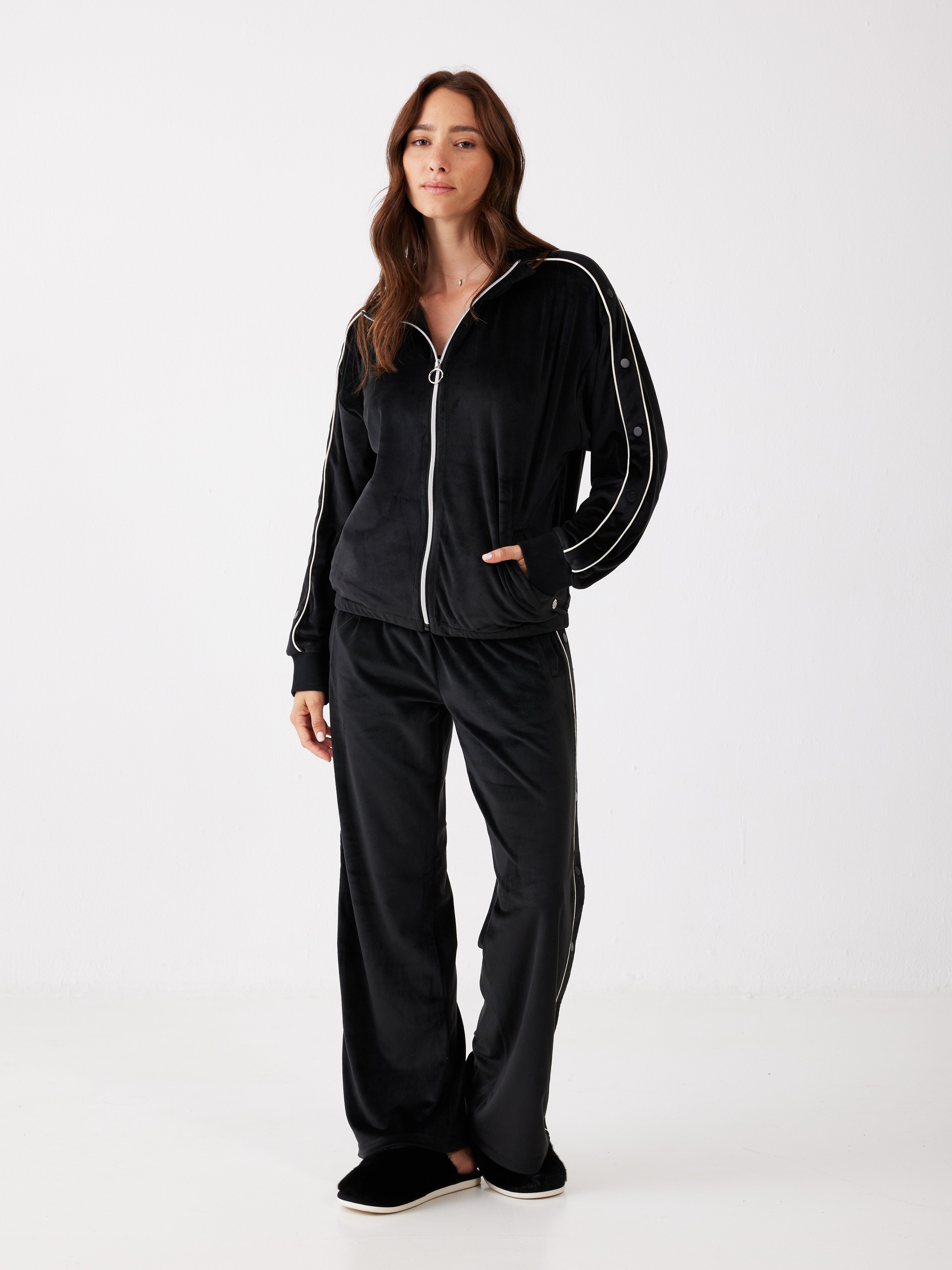 חליפת רוכסן ניטים קטיפה - שחור