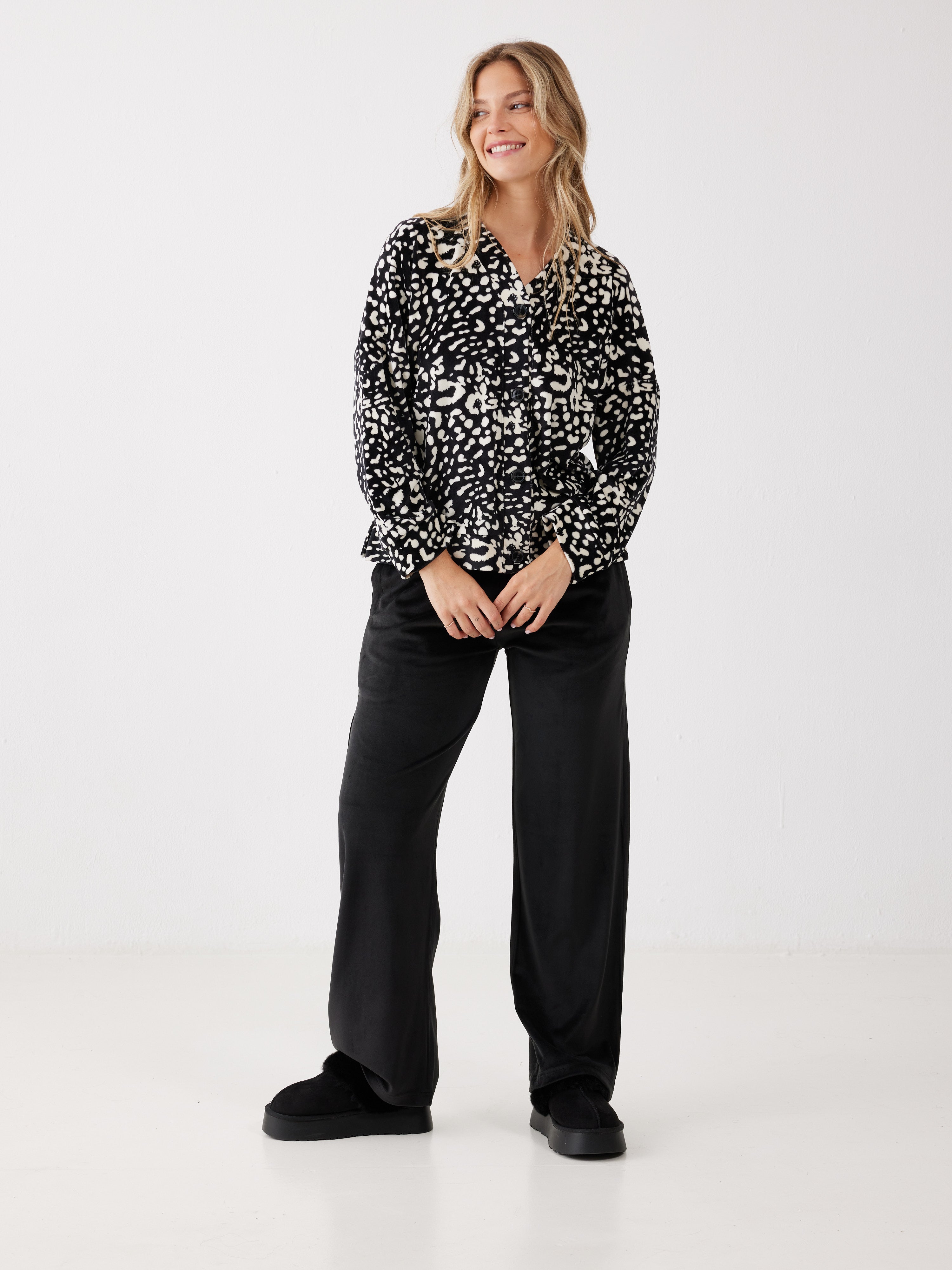 פיג'מה כפתורים מנומרת קטיפה - שחור