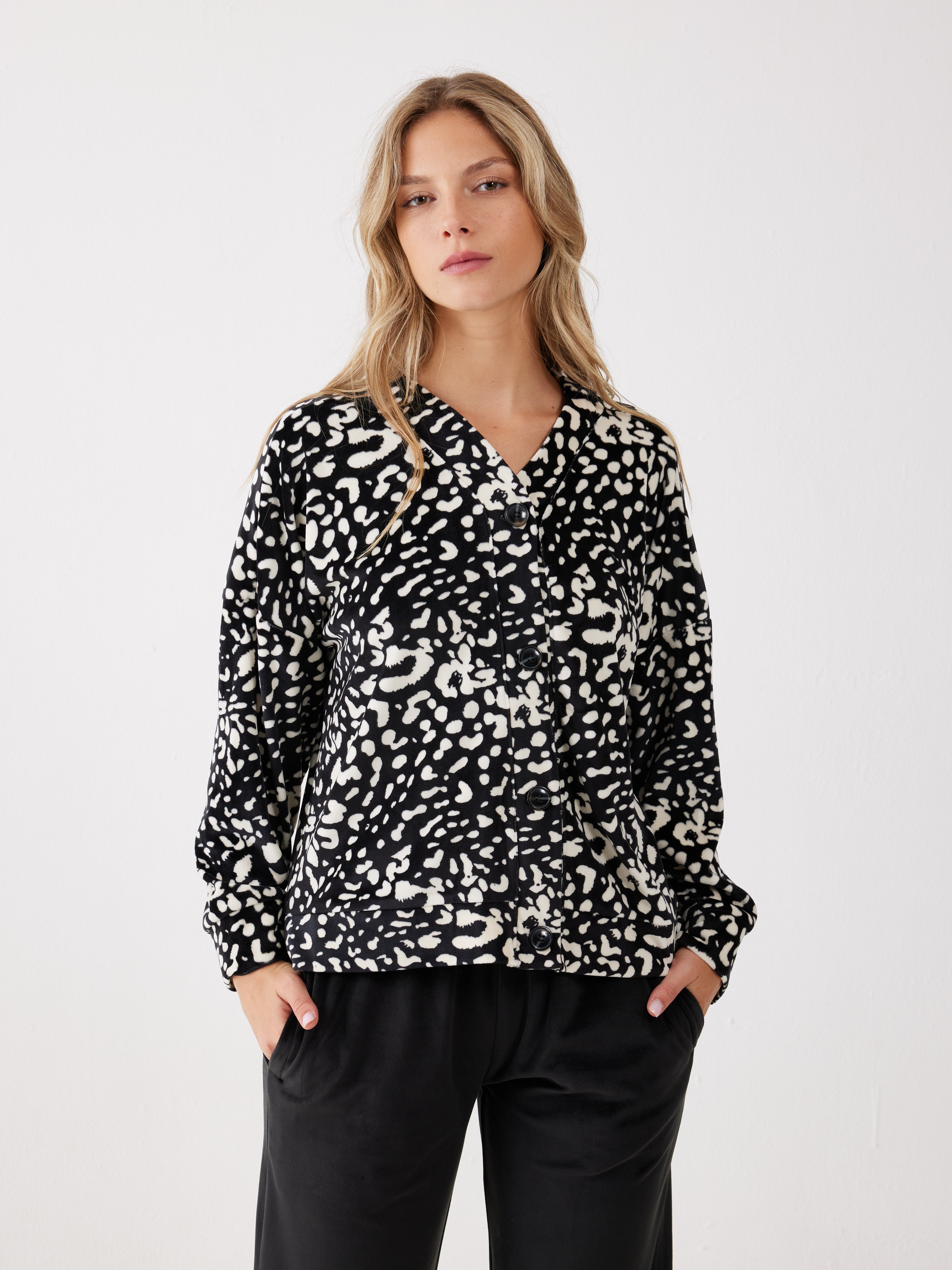 פיג'מה כפתורים מנומרת קטיפה - שחור