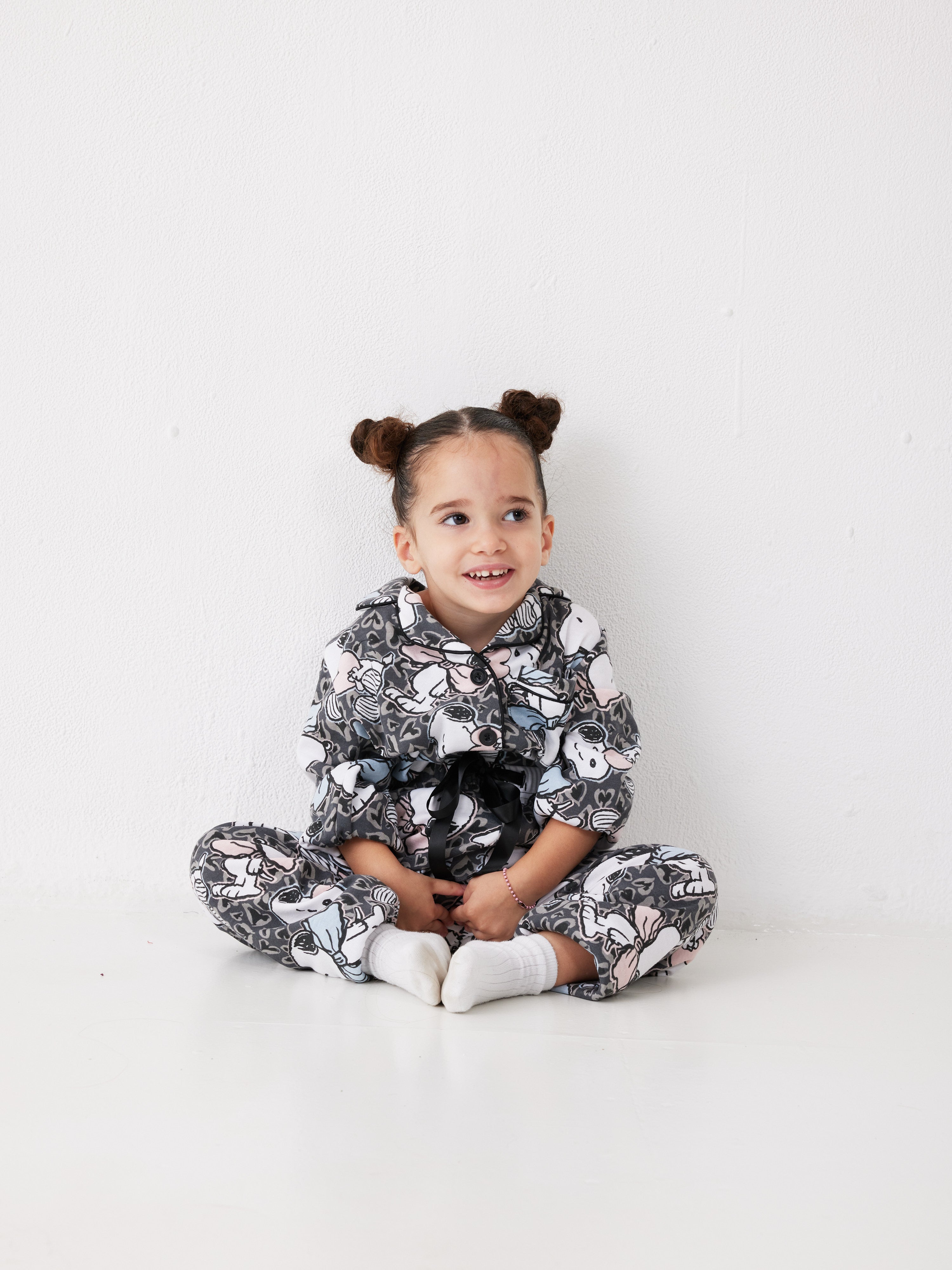 פיג'מה ילדות מכופתרת סנופי אינטרלוק - אפור כהה