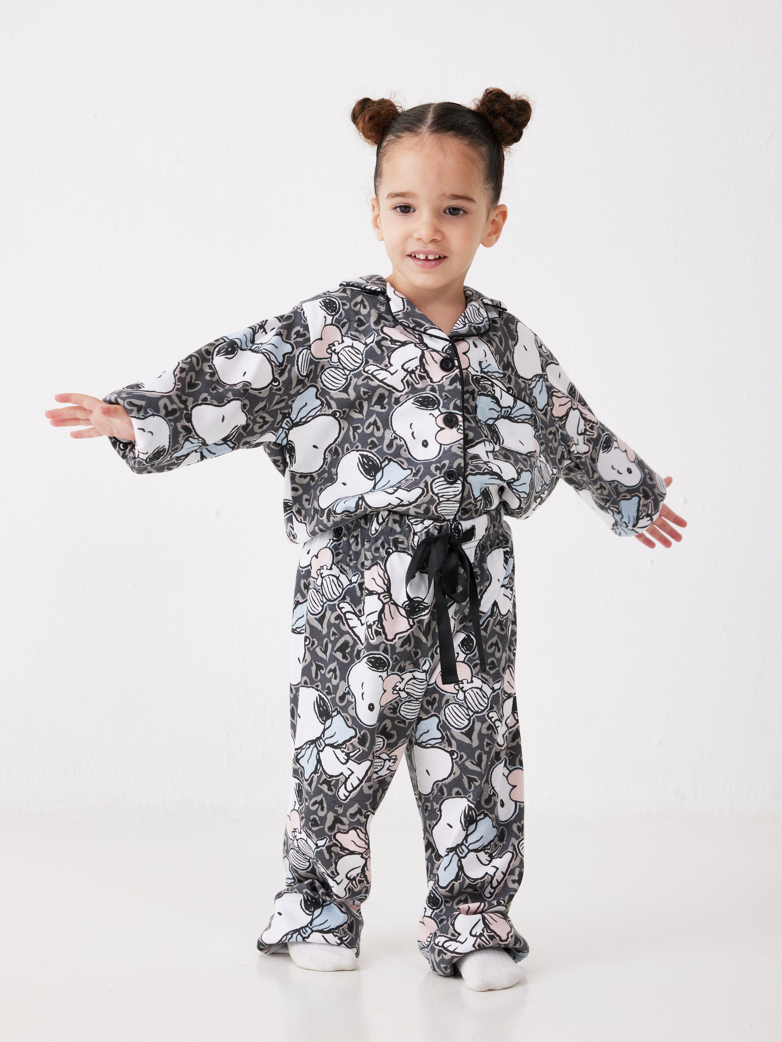 פיג'מה ילדות מכופתרת סנופי אינטרלוק - אפור כהה