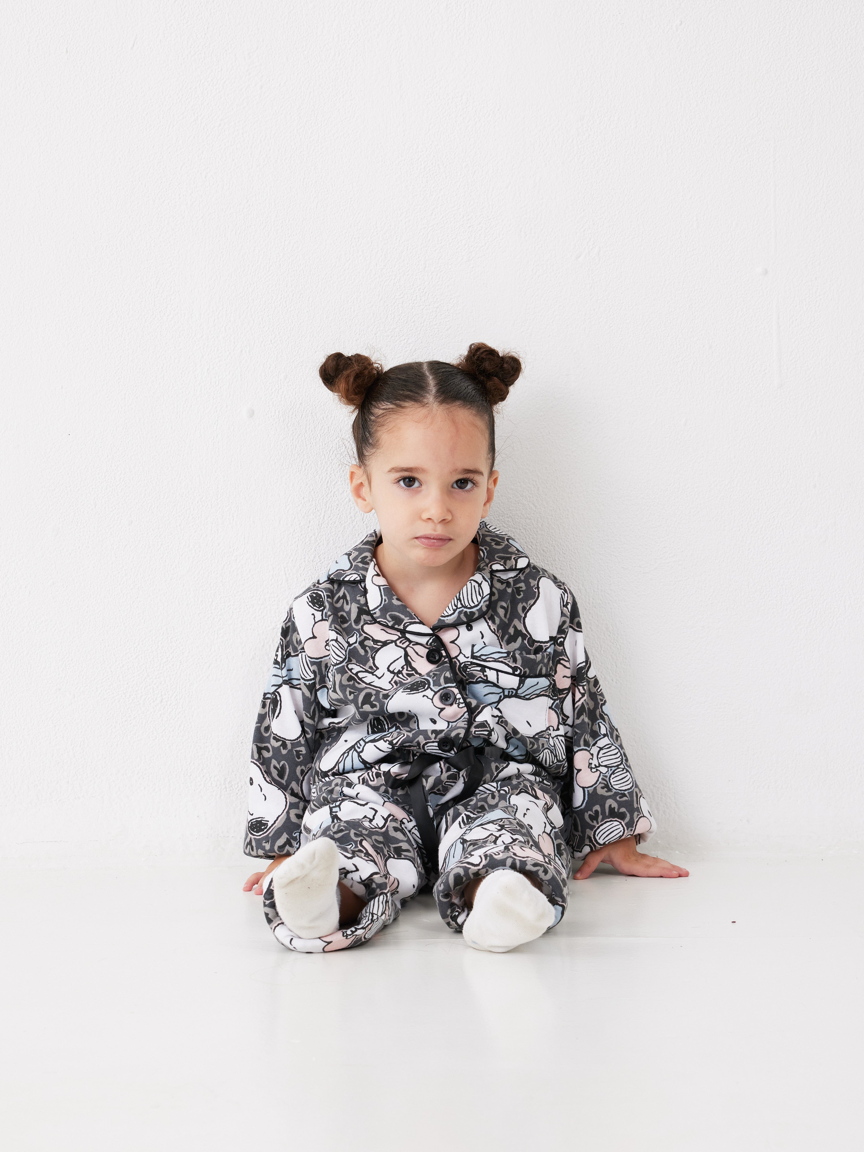 פיג'מה ילדות מכופתרת סנופי אינטרלוק - אפור כהה