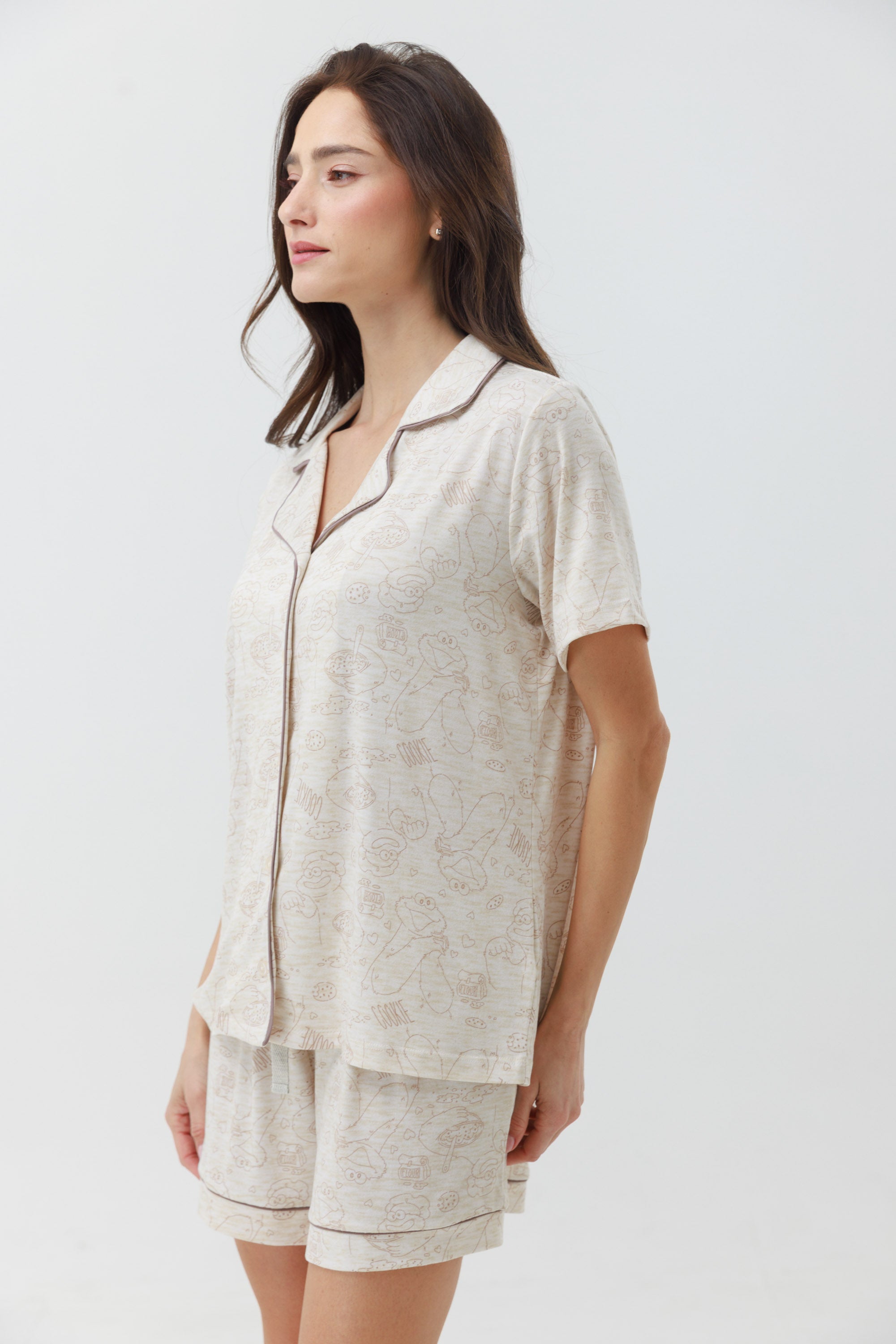 פיג'מה מכופתרת קצרה יאמי צבע שמנת