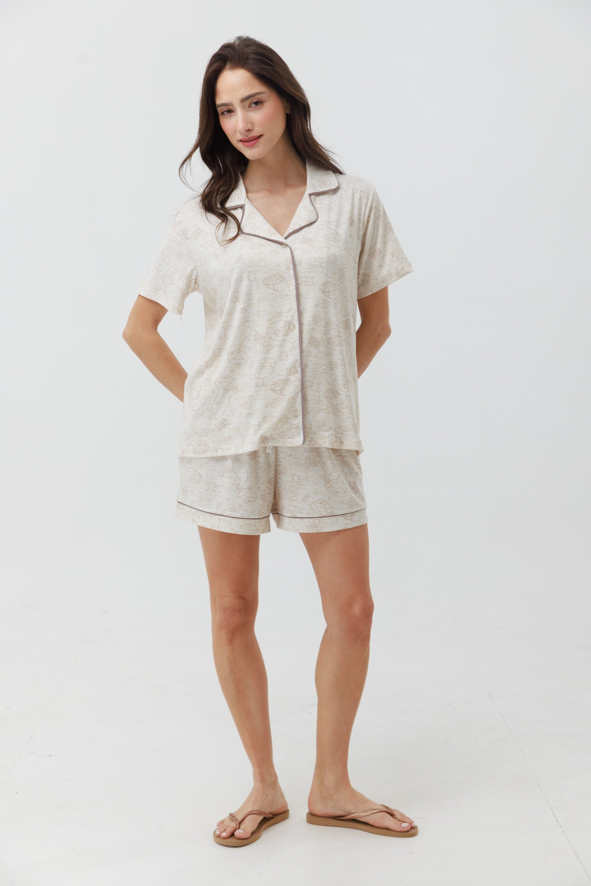 פיג'מה מכופתרת קצרה יאמי צבע שמנת