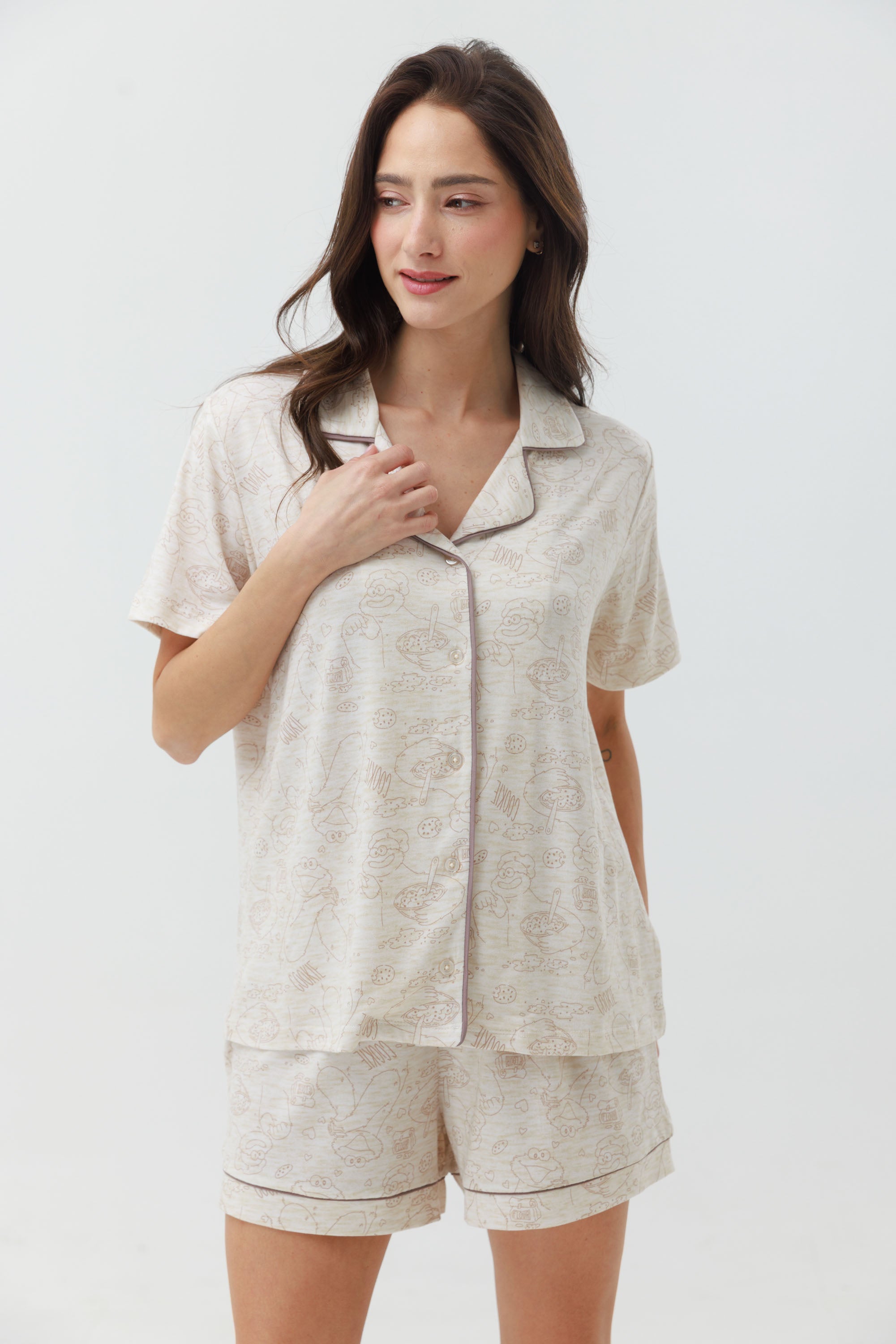 פיג'מה מכופתרת קצרה יאמי צבע שמנת