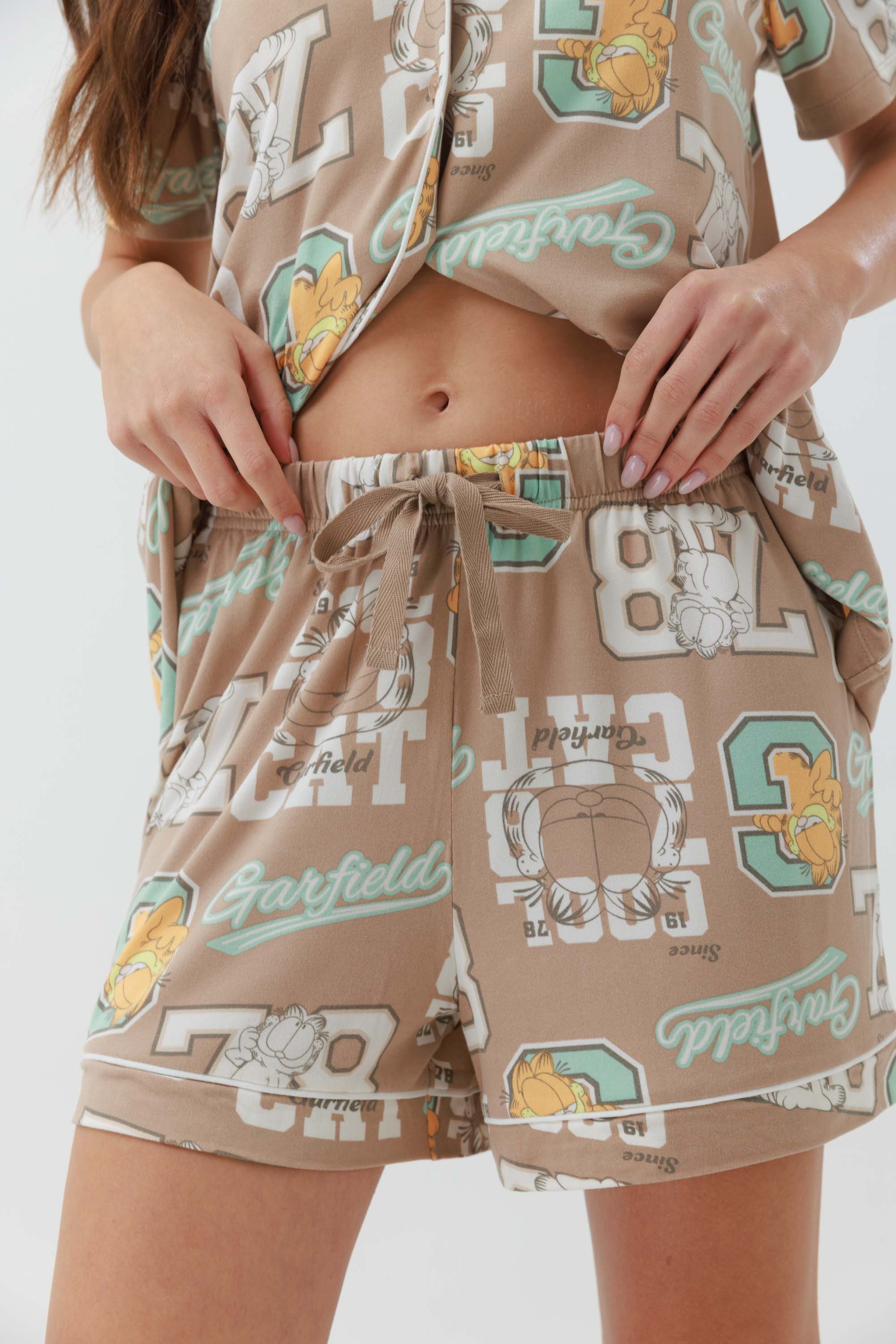 פיג'מה מכופתרת קצרה יאמי - חום