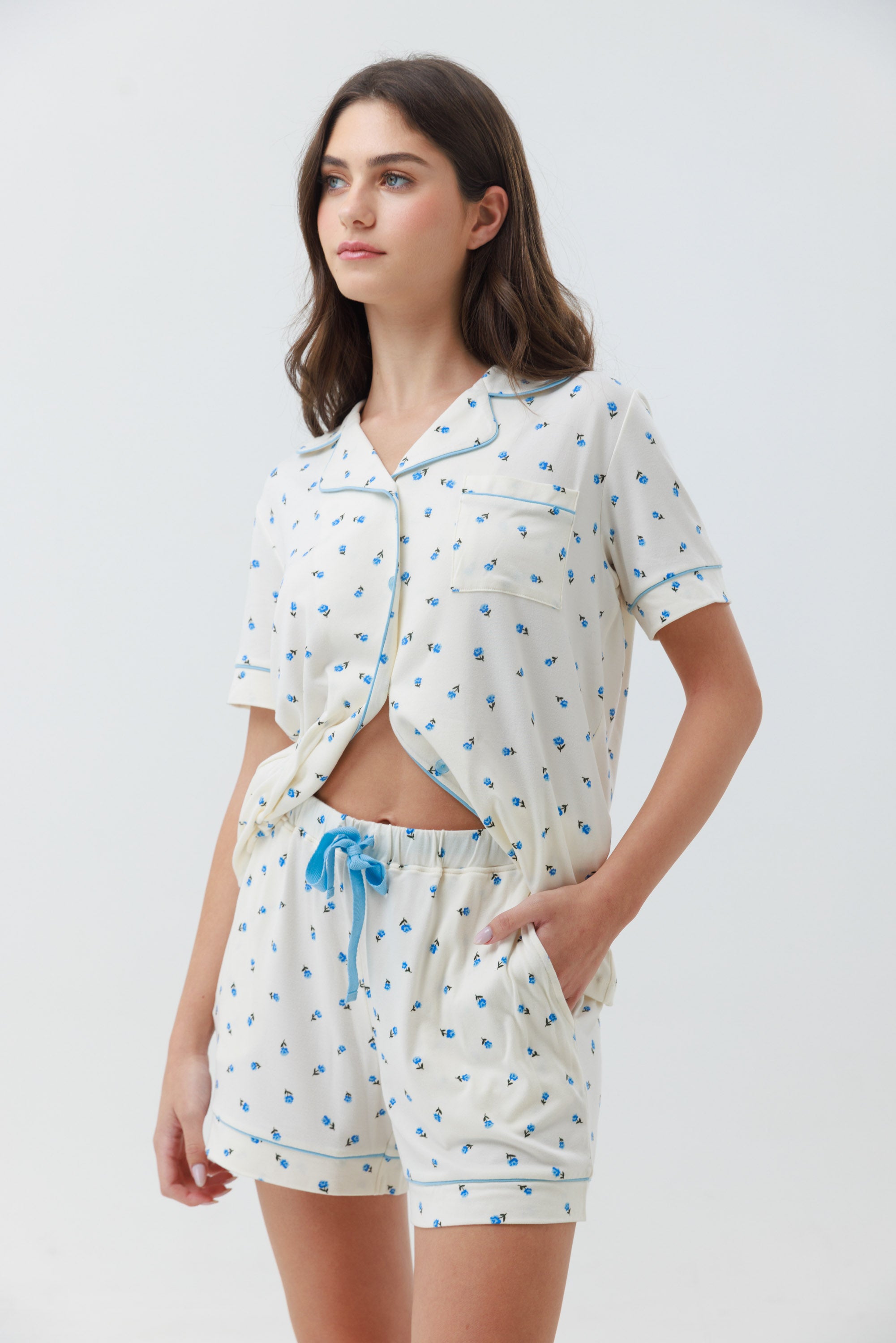 פיג'מה מכופתרת קצרה יאמי צבע שמנת