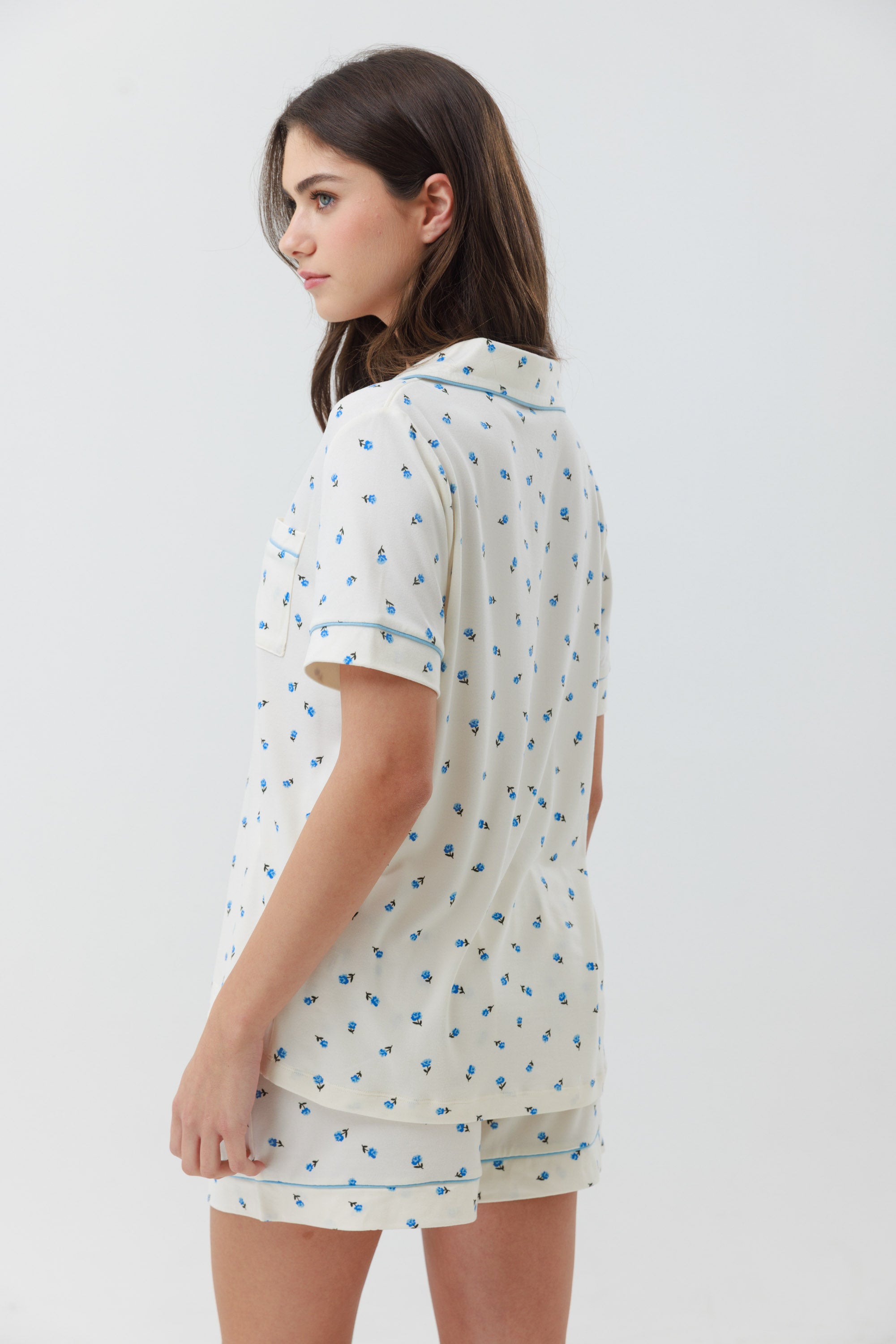 פיג'מה מכופתרת קצרה יאמי צבע שמנת