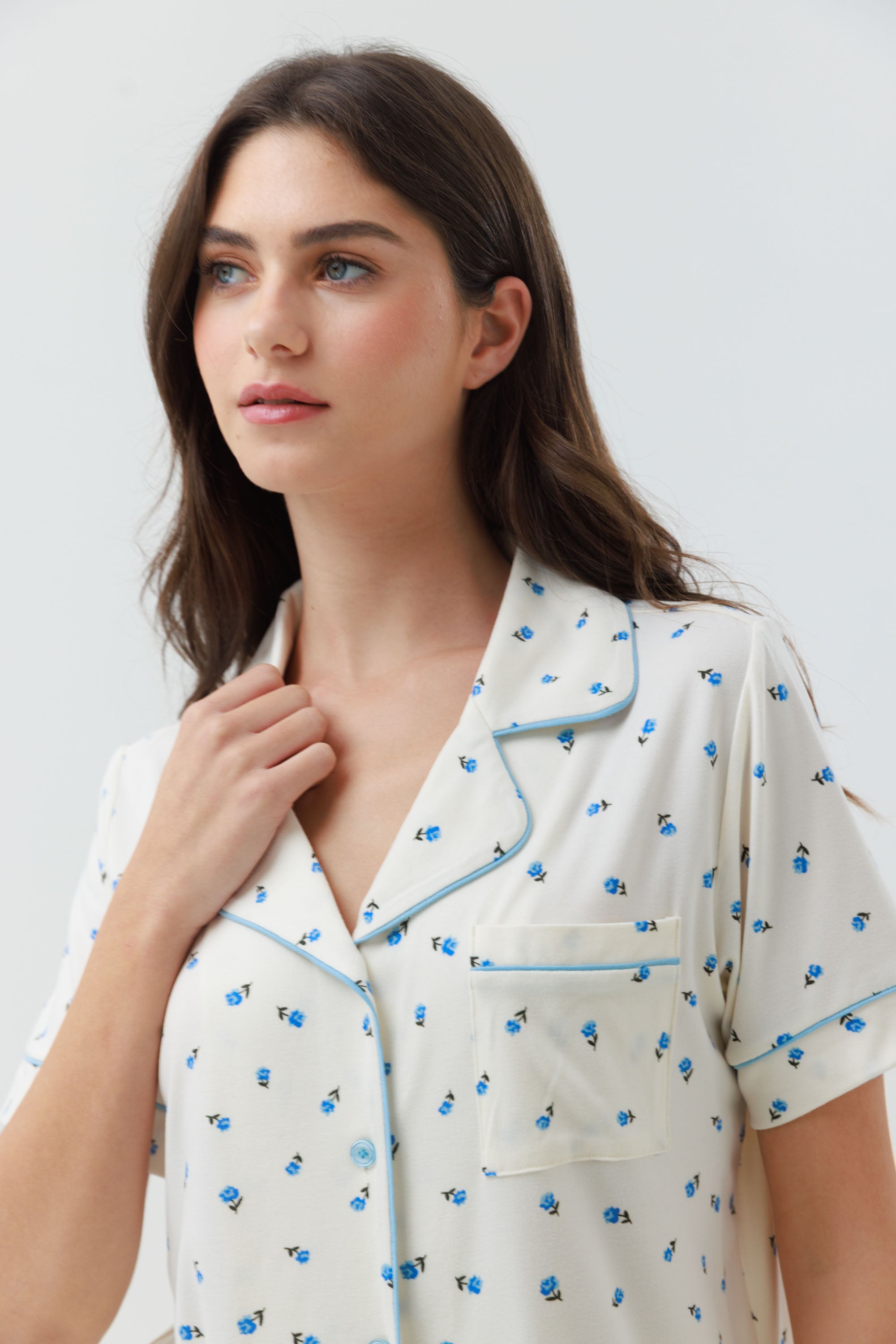 פיג'מה מכופתרת קצרה יאמי צבע שמנת